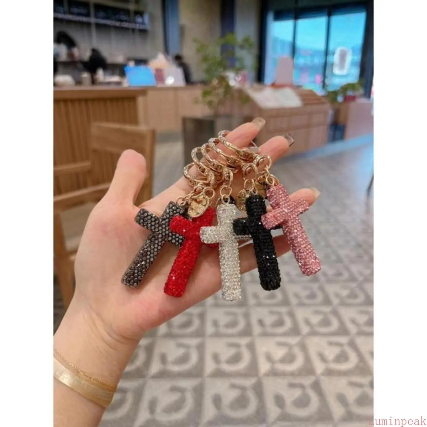 Clay Cross Shape Fashion Keychain with Sparkling Diamond-Accent Glass Rhinestones, Lightweight Unisex Automobile Charm for Friends & Family, Creative Look, Diamonds