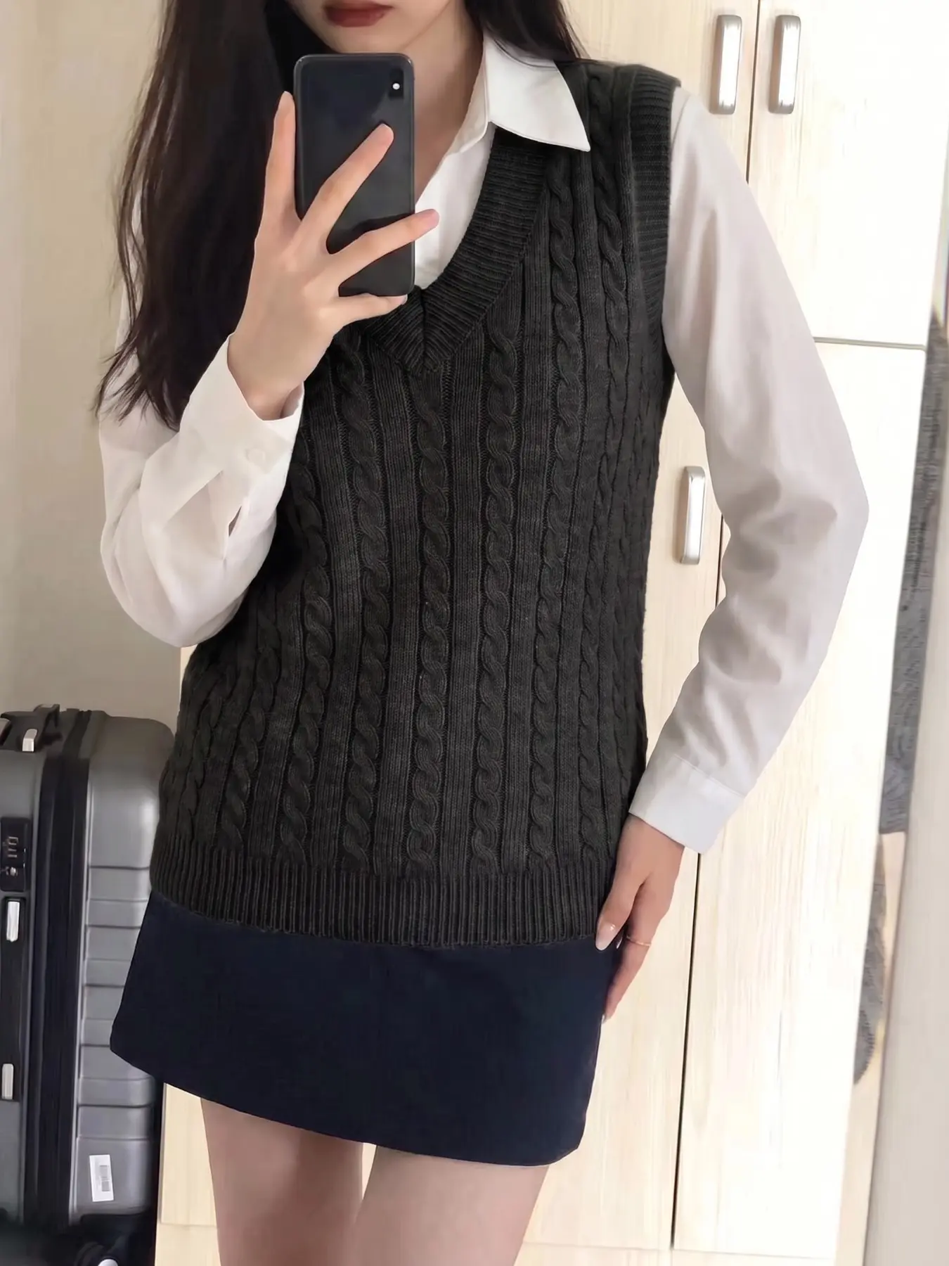 Pure Color V Neck Sweater Vest, Slim Fit Short Sleeve Top, Casual Solid Pattern, Fall & Winter Outerwear, Non-Placket Design