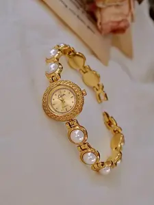 1 gold classic fashion elegant ladies pearl strap female quartz watch retro simple and elegant style 30 meters waterproof round female Shi Ying watch, suitable for daily wear holiday parties and other occasions and holiday gifts.