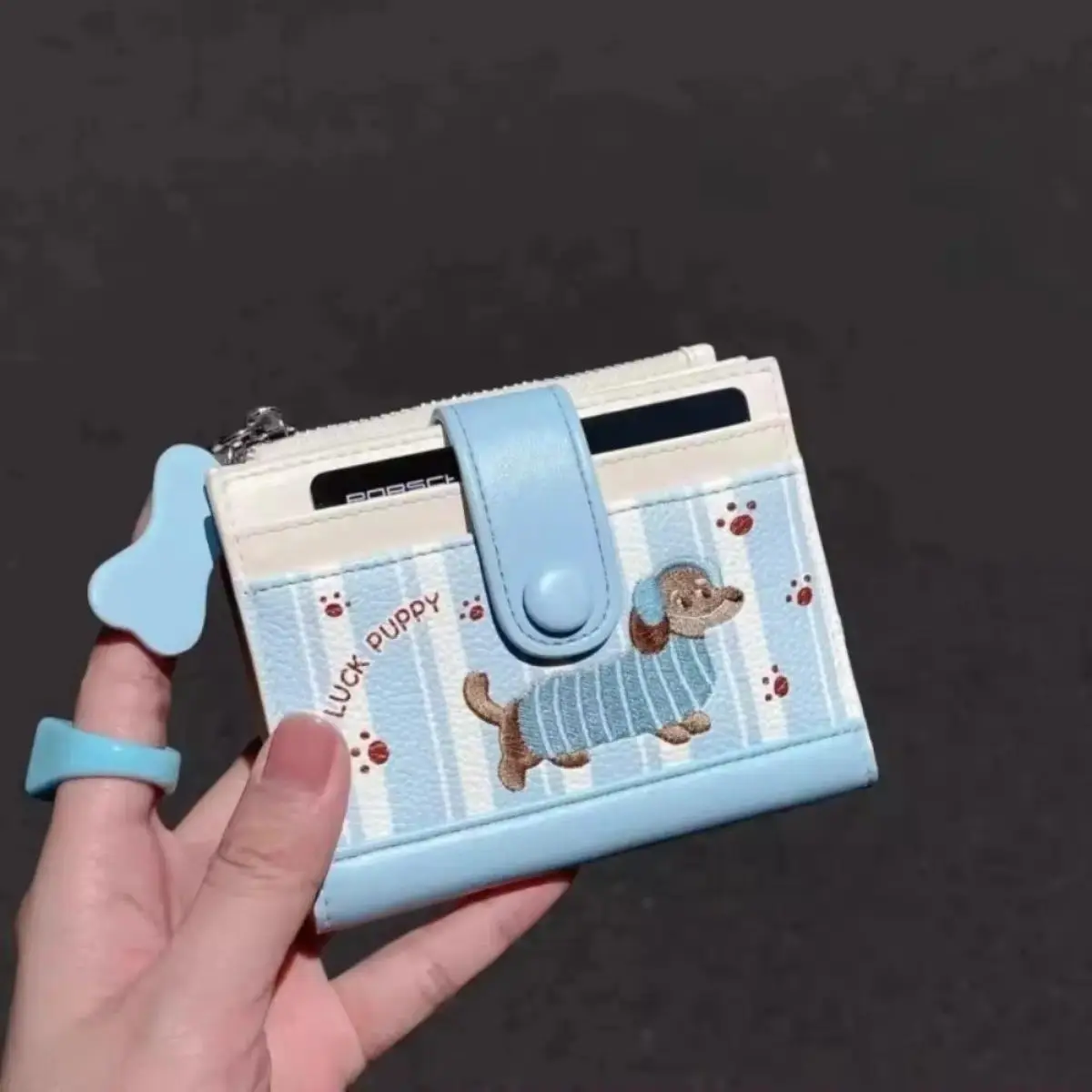 Women's Cute Dachshund Print PU Leather Bifold Short Wallet, Compact Foldable Card Holder with Multi-Compartment Zipper Pocket, Hangable Embroidered Fashion Purse for Sports & Outdoor Gym Use