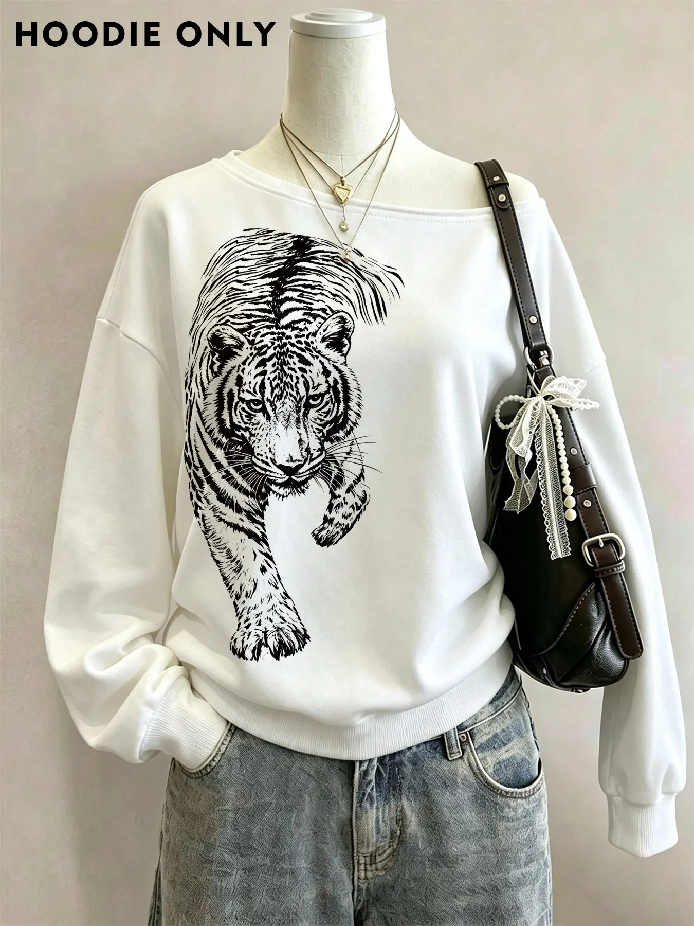Fashionable off-shoulder tiger print sweatshirt, made with loose and comfortable fabric, giving a cool street casual vibe. Perfect for daily hangouts, strolling on the street, and casual home wear. #OffShoulderTop #TigerPrintSweatshirt #AutumnFashionMustH