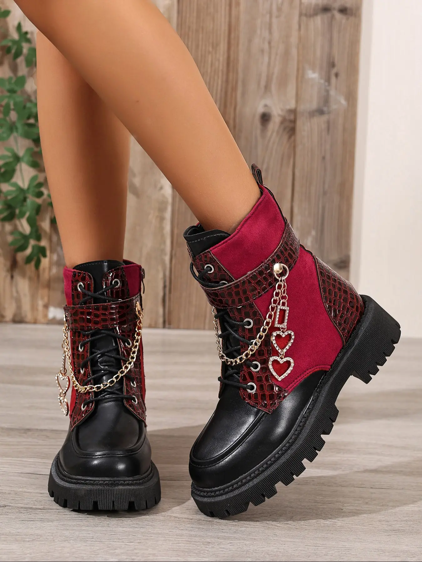 Women's Lace-Up Zipper Combat Boots, Chain Heart Skull Decor, Fashionable Design for Casual and Outdoor Wear, Comfortable All-Day Shoes Rubber