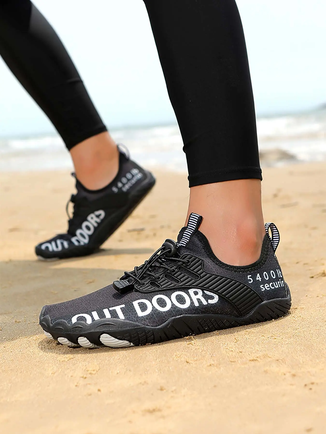 A pair of men's outdoor wading canyoning shoes, breathable and quick-drying mesh, non-slip and wear-resistant, suitable for beach, outdoor and water sports casual wear.