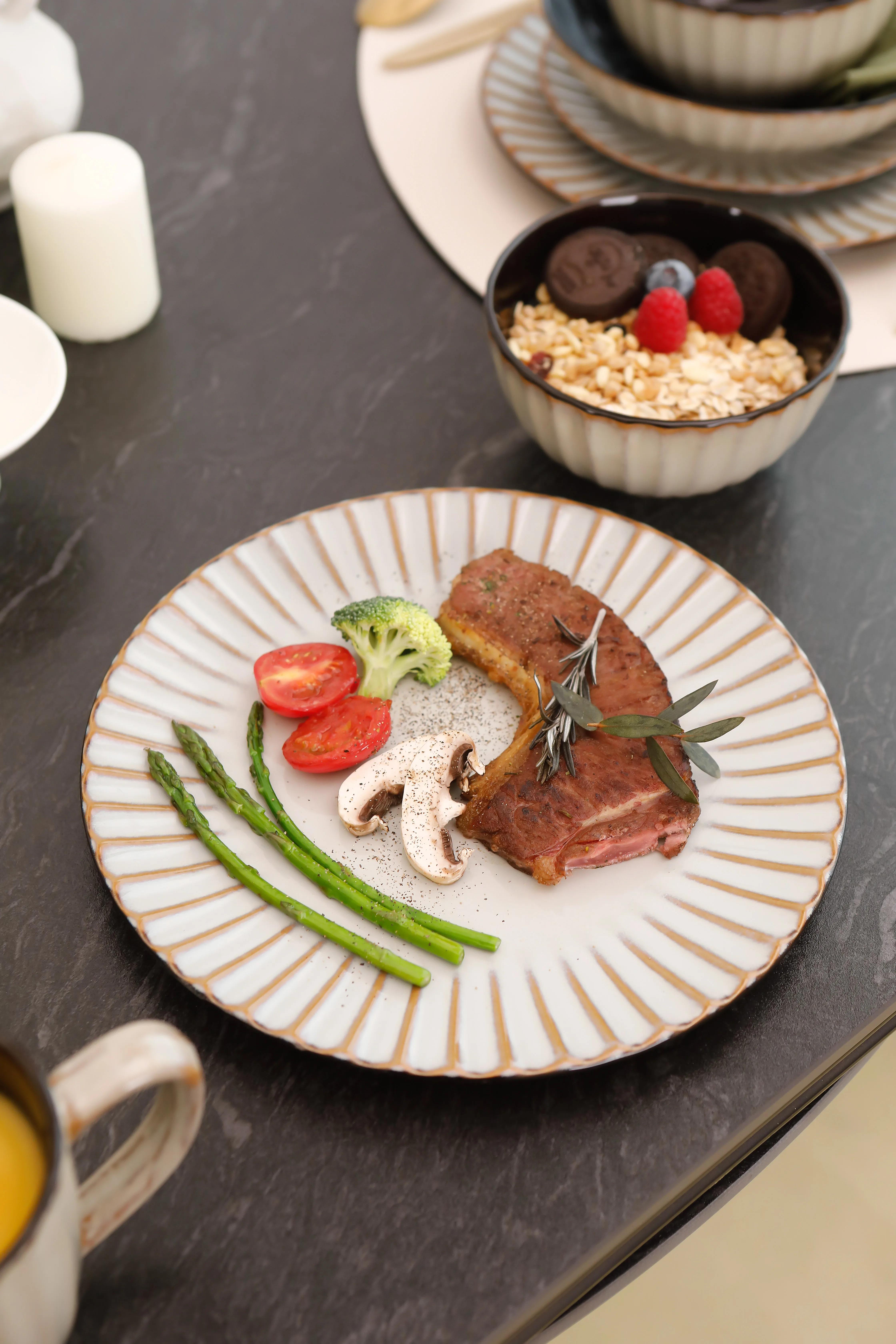 Promotion Golden Beige Stoneware Embossed 16pc Dinner Set High Luxury Fine Ceramic Sets Microwave Safe Dinnerware Sets