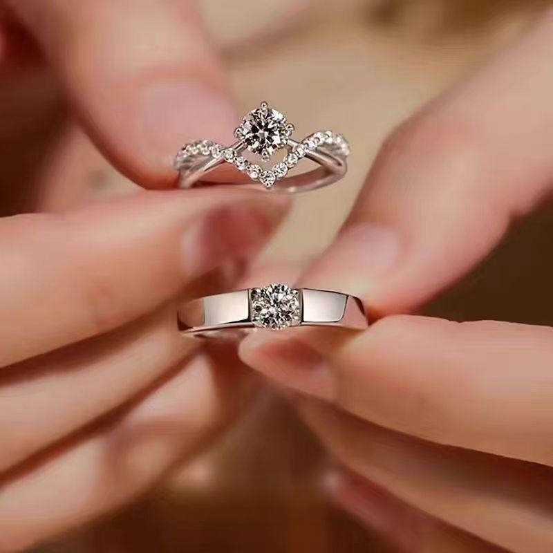 This moissanite ring set for couples features adjustable opening wedding rings, making it the perfect gift for proposals and wedding photography.An ideal choice for your girlfriend.