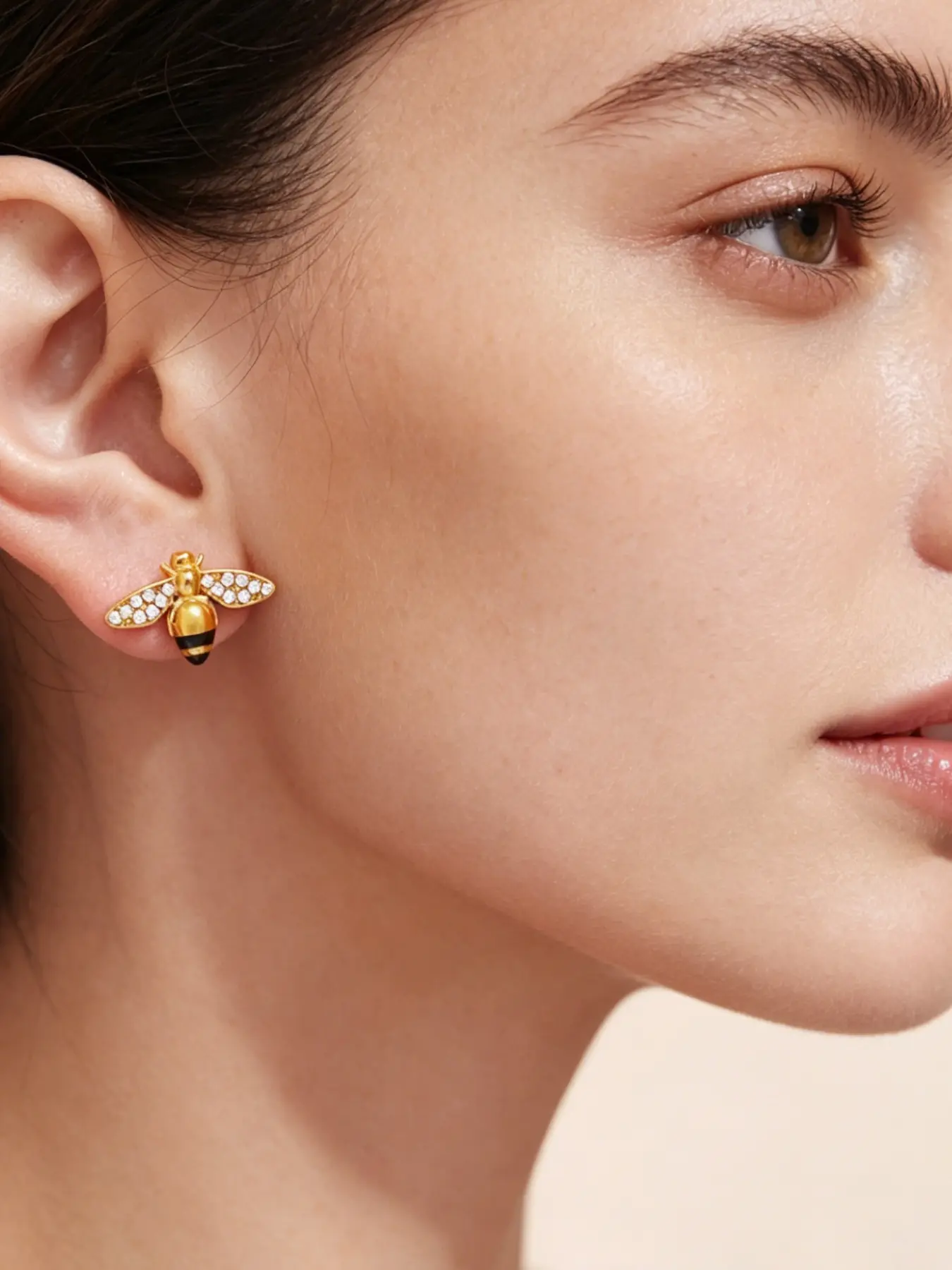 A pair of diamond studded bee shaped earrings, with a playful and exquisite black and yellow contrasting design, and a touch of light luxury, suitable for wearing in various scenarios such as daily commuting, dating, leisure, and light gatherings.