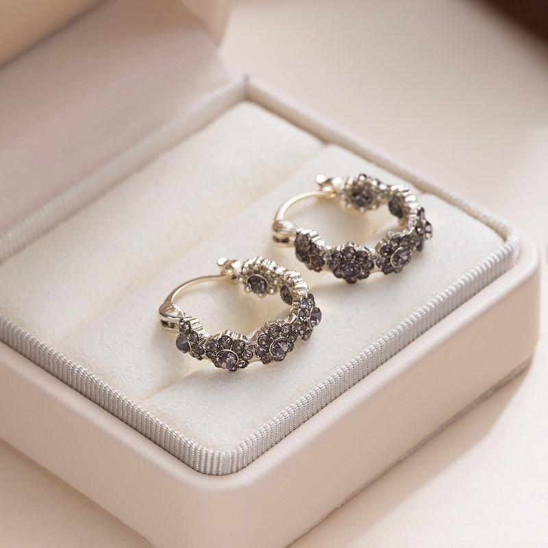 Gray diamond earrings, suitable for women, ultra-bright crystal earrings, light luxury style, elegant and fashionable earrings