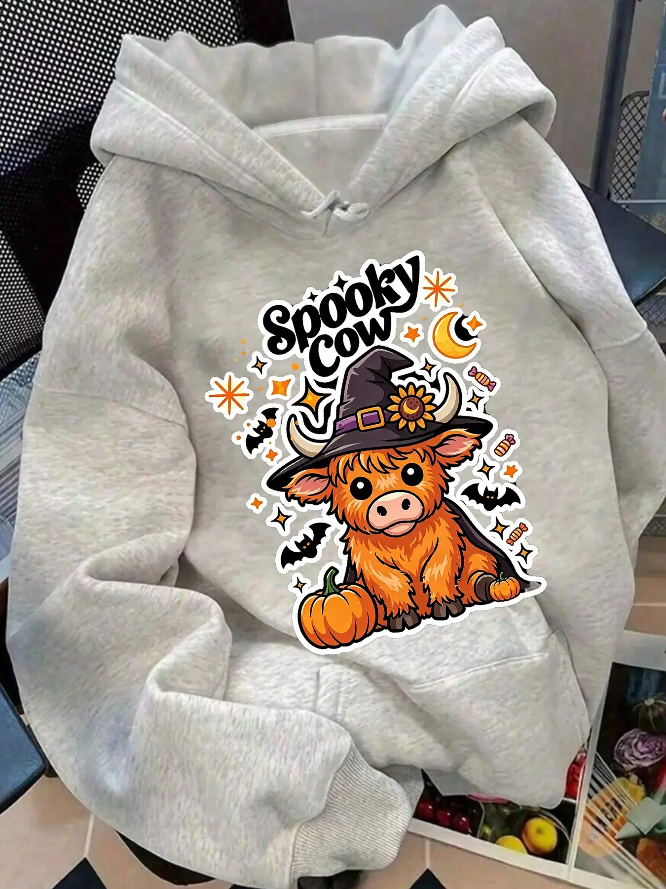 Halloween Cartoon Highland Cow Print Hoodie, Cute Witch Hat Bull Pattern, Spooky Cow Letter Decor, Oversize Fall, Unisex Long Sleeve