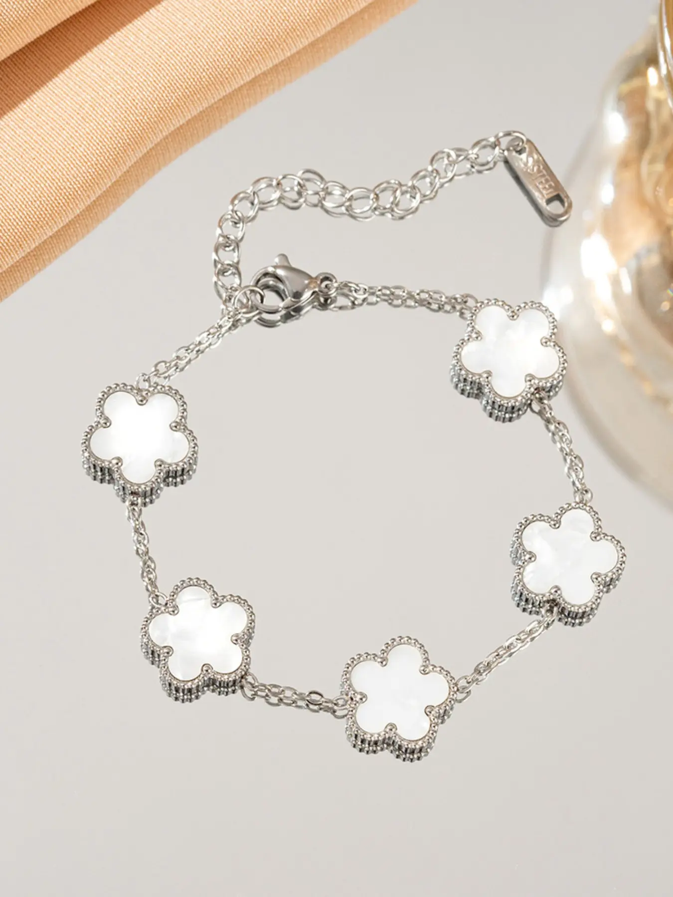 Fashion Stainless Steel Flower Five-Leaf Lucky Bracelet, Silver Color Gradient Design, Perfect for Women's Party Wear, Fashionable Bracelet