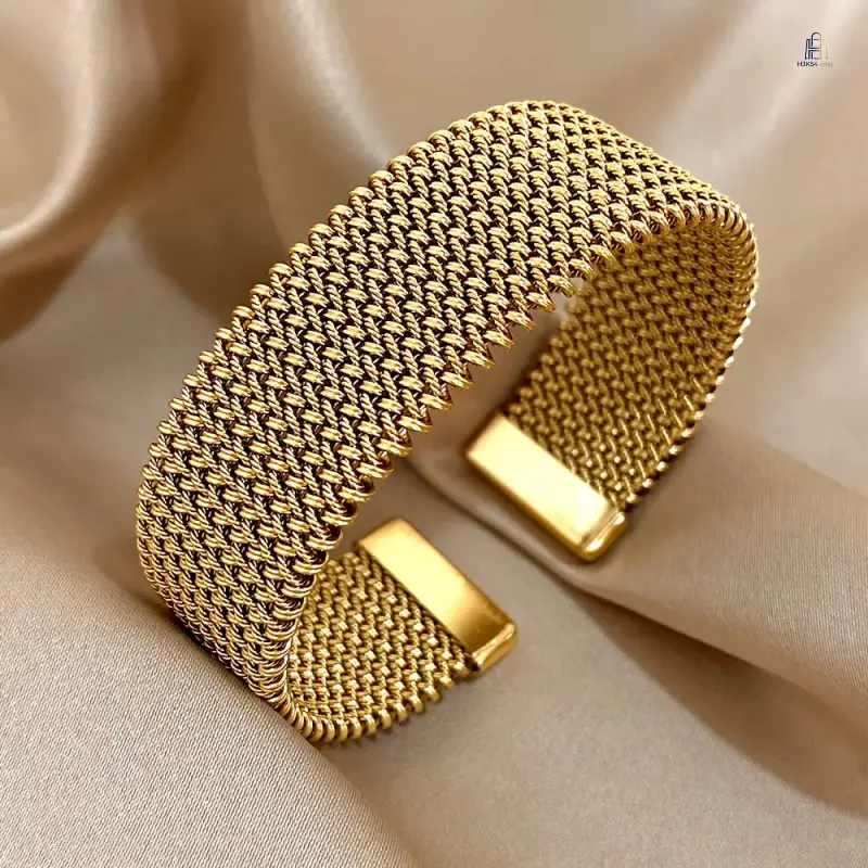 Titanium Steel Wrist Cuff with Fine Line Texture, Vacuum Plated Comfort Fit Bracelet for Daily Wear, Couple's Anniversary Gift, Ol Fashion