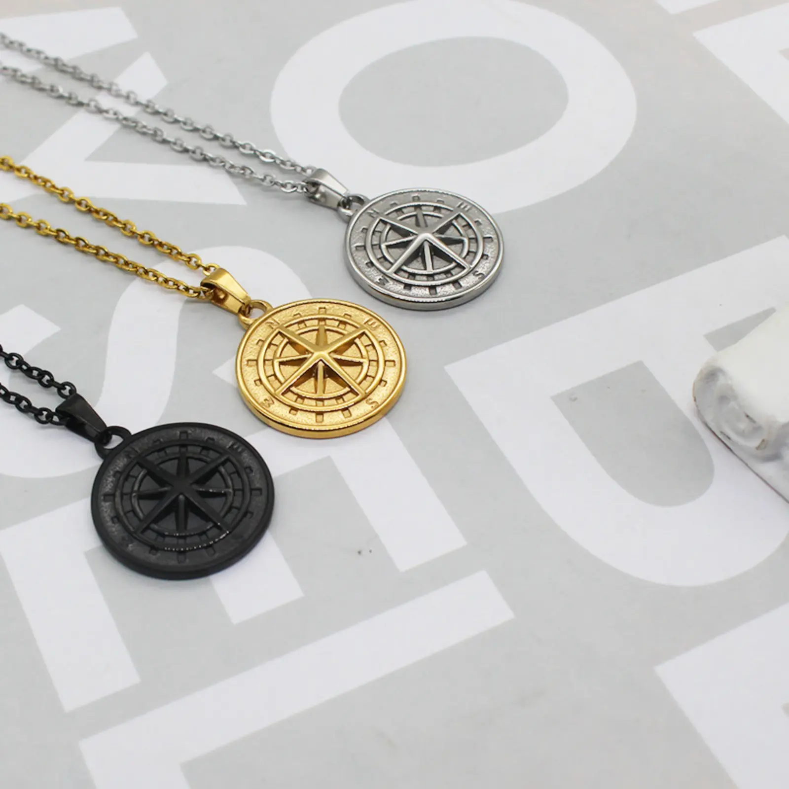 Men Compass Pendant Necklace, Trending Vintage Nautical Compass Coin Chain, Stainless Steel Engraved Round Compass Jewelry, Waterproof Fashion Necklaces for Men Travel Daily Gift