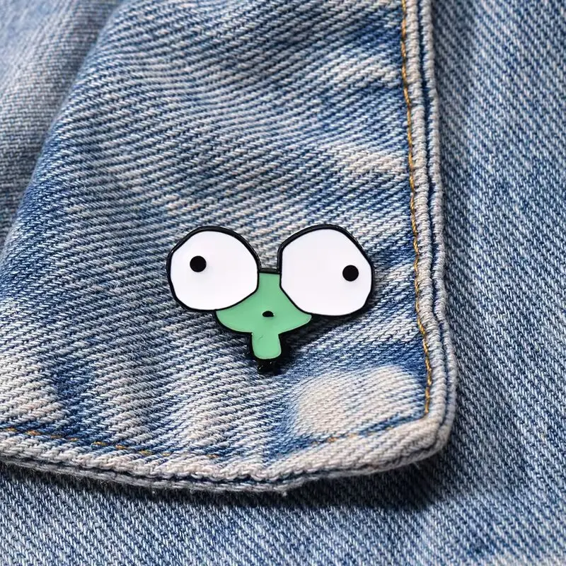 Funny, cute and humorous big-eyed frog brooch, interesting and cute metal badge, clothes, bags, unique and small-scale accessories for various combinations