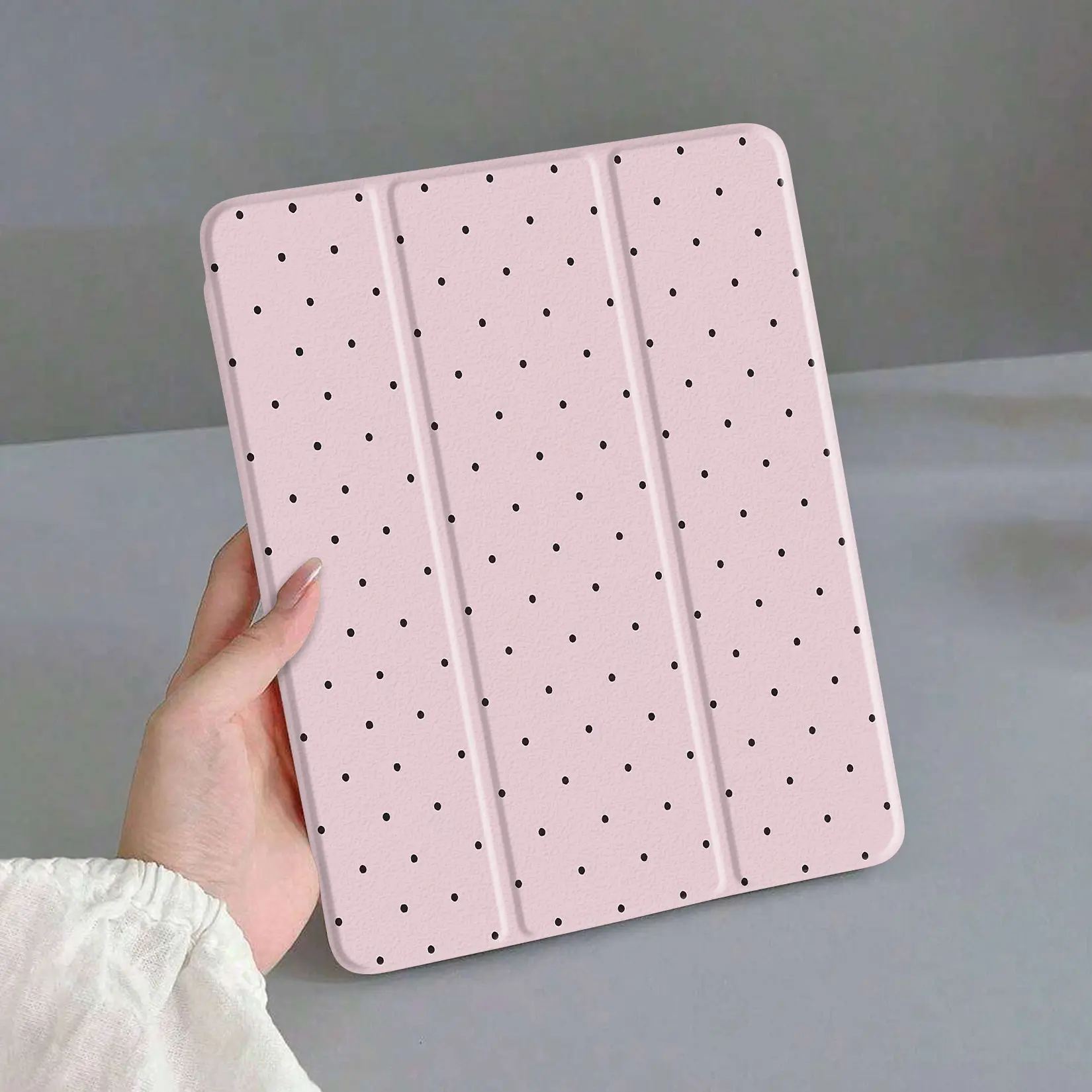 Polka Dot Pattern Wallpaper – Soft pink background with contrasting black dots, perfect for home decor, kids' rooms, or creative projects, adds a stylish touch to any space.