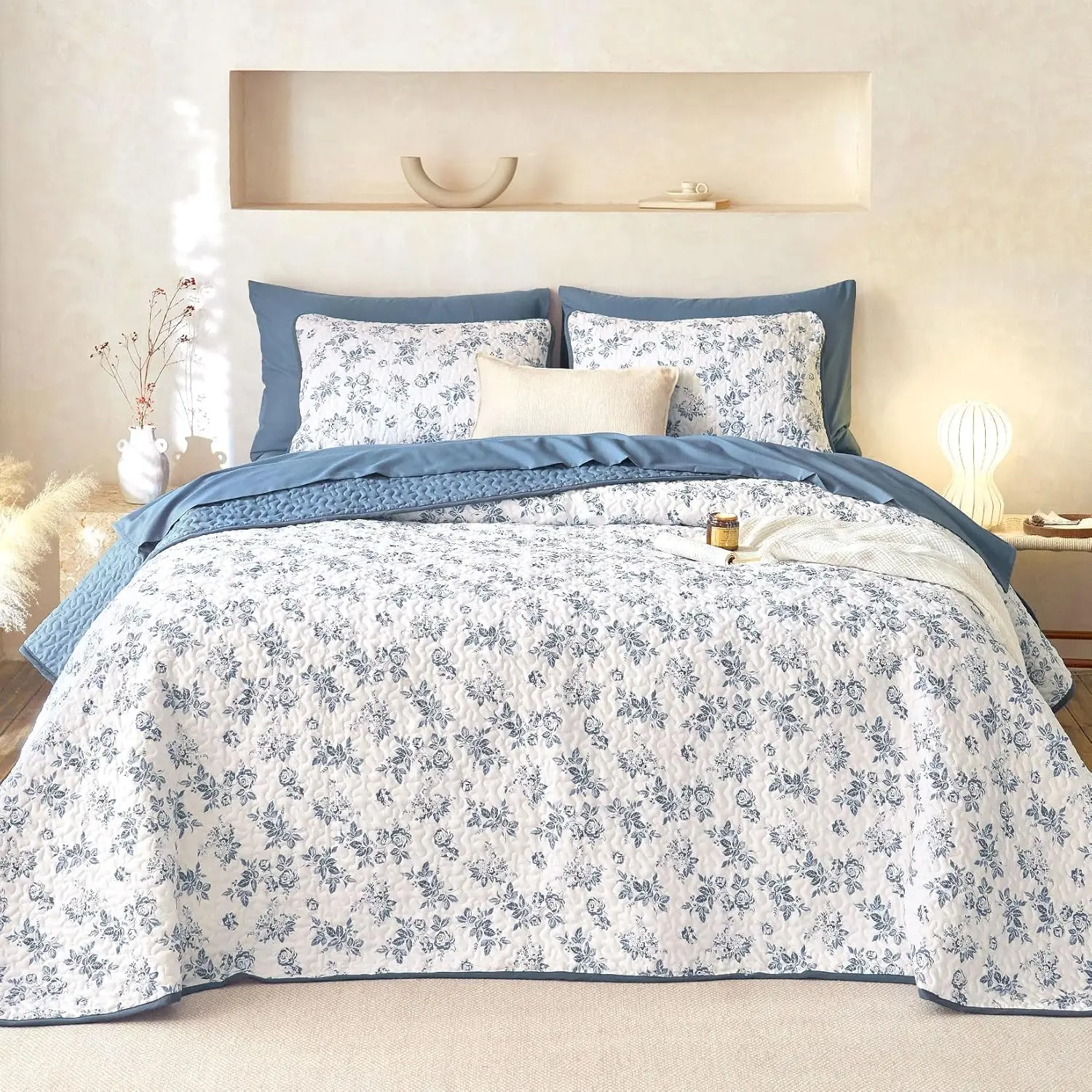 Floral Print Quilt Set - 3-Piece Synthetic Fiber Reversible Lightweight Bedspread Coverlet for Women, Dark Blue Twin/Twin XL Size, Shabby Chic Cottagecore Vintage Bedroom Decor