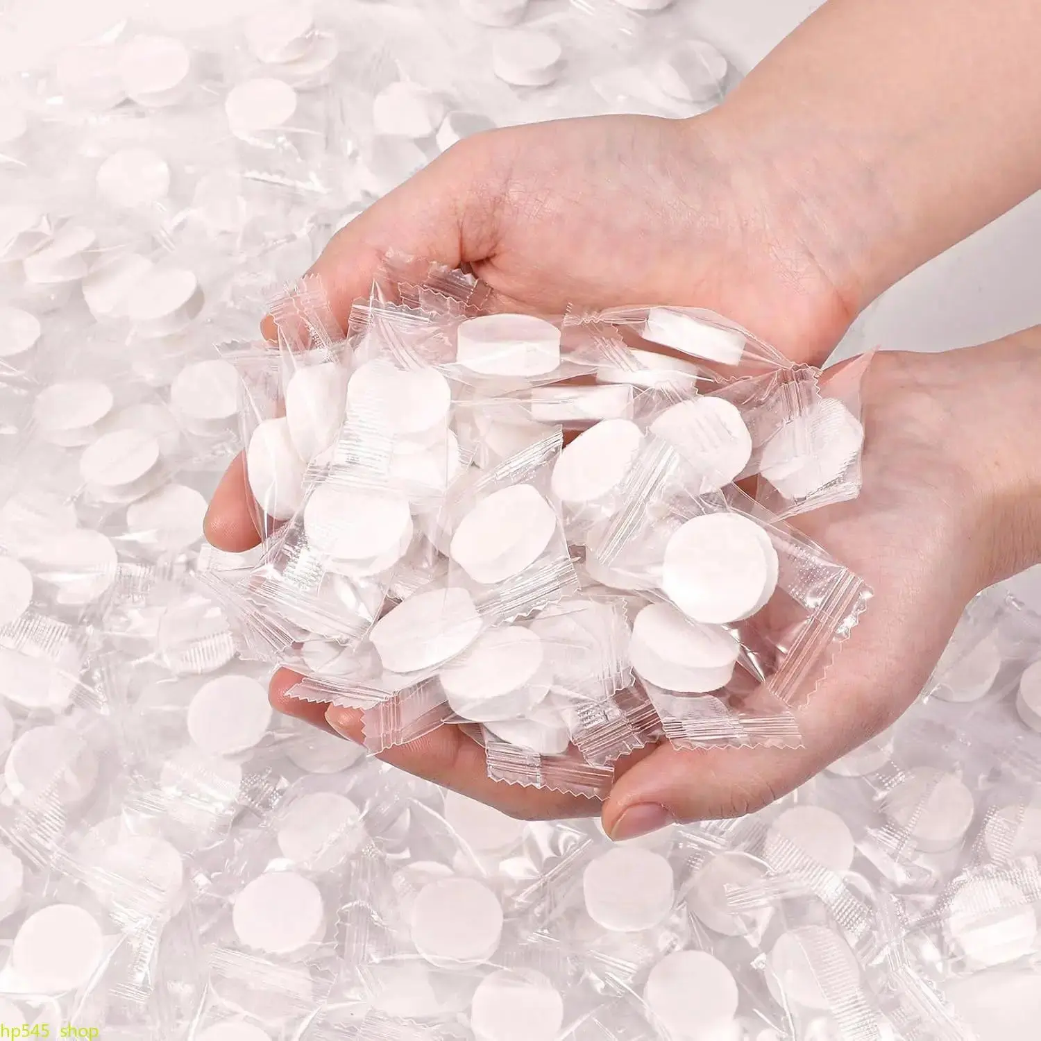 100 Pieces Coin Size Fabric Compressed Towels - Disposable, Expandable & Lightweight Mini Wipes, Compact & Portable for On-the-Go Cleaning, Reusable, Travelers, Adult, Camping, Unisex, Daily Home Use, Lightweight Design, Outdoor Activities, Water Absorben