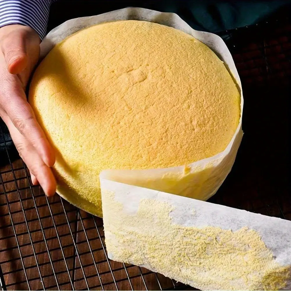 Non-stick baking paper, oil paper - suitable for use in microwave ovens, for packaging cake edges, and for packaging in air fryers for barbecuing. Also used for packaging cake molds and for packaging peanut cookies.