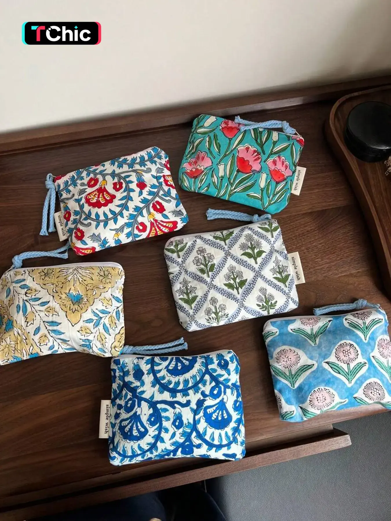 A niche, gentle, and fresh floral clutch, available in multiple floral patterns, with a simple and stylish tassel zipper design. It's a versatile clutch for everyday use, perfect for carrying skincare products, chargers, lipstick, and coins.