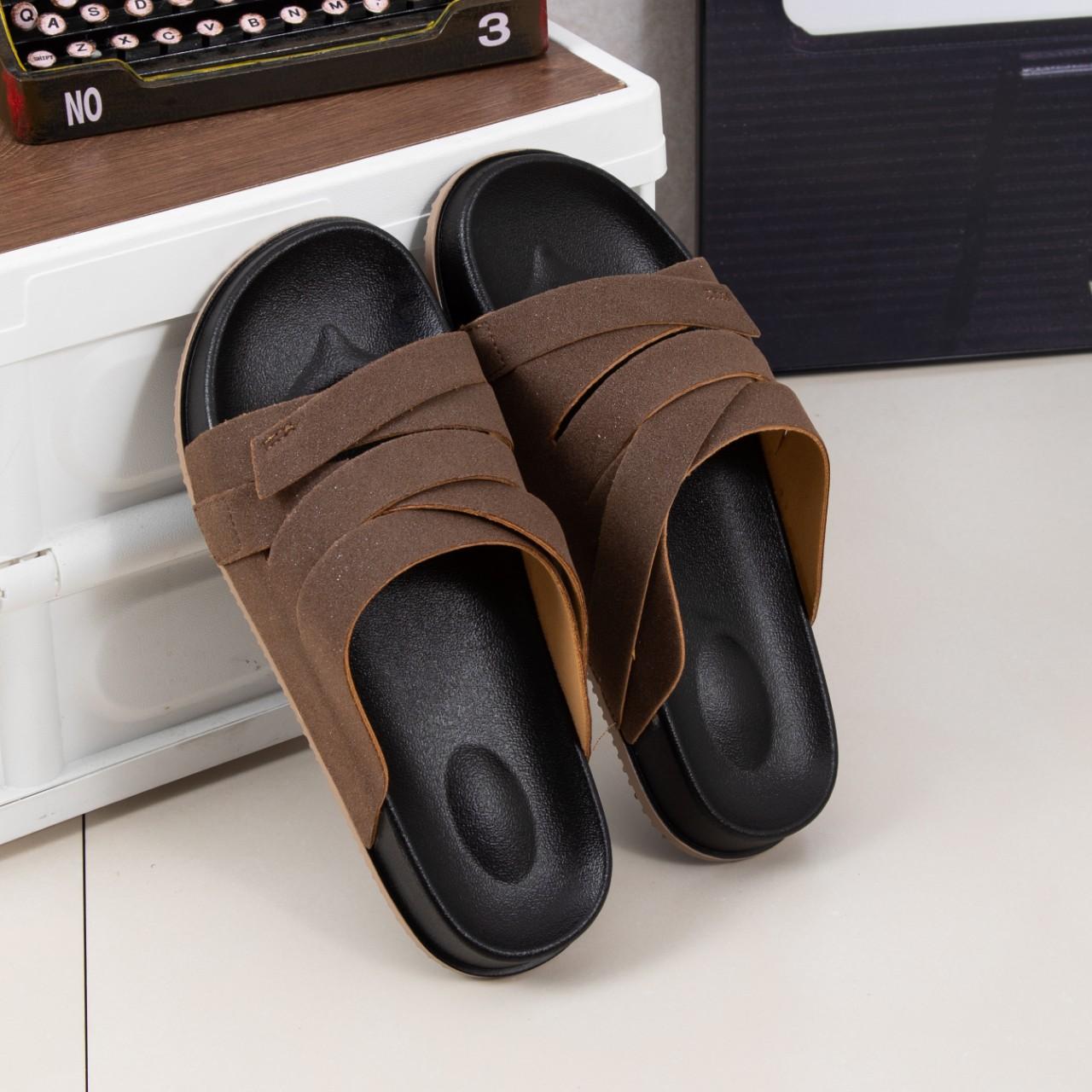 Fashionable men's slippers, new 2026 summer style, light luxury mesh velvet, non-slip, versatile casual beach shoes for outdoor wear, dopamine color scheme.