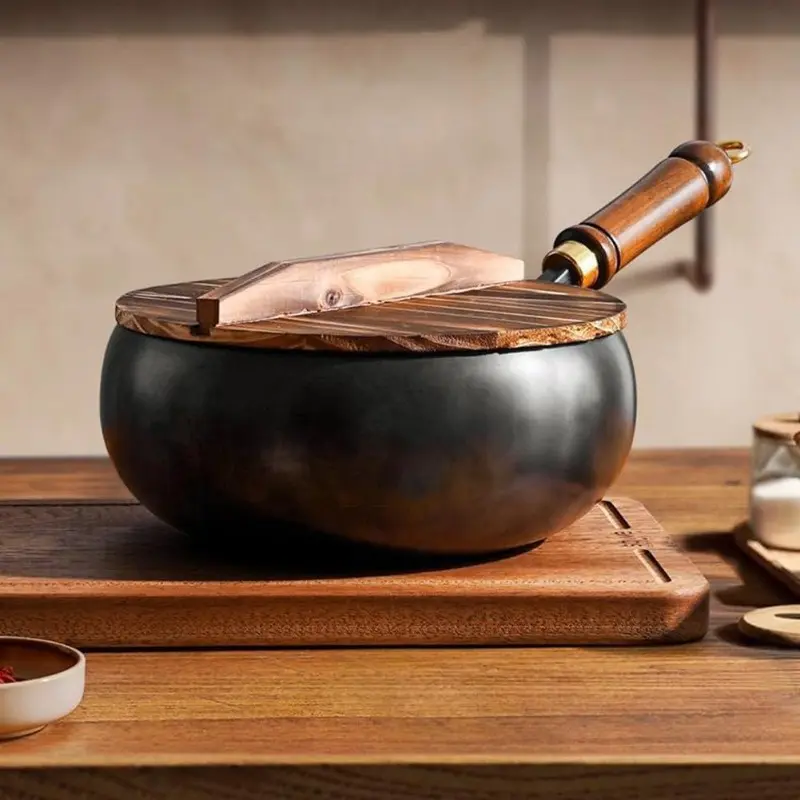 Uncoated thick-bottom Japanese iron pot, hand-forged large-bottom pot, Induction Compatible Pots, suitable for traditional cooking appliances (with wooden lid) such as electric stoves, induction cookers and gas stoves