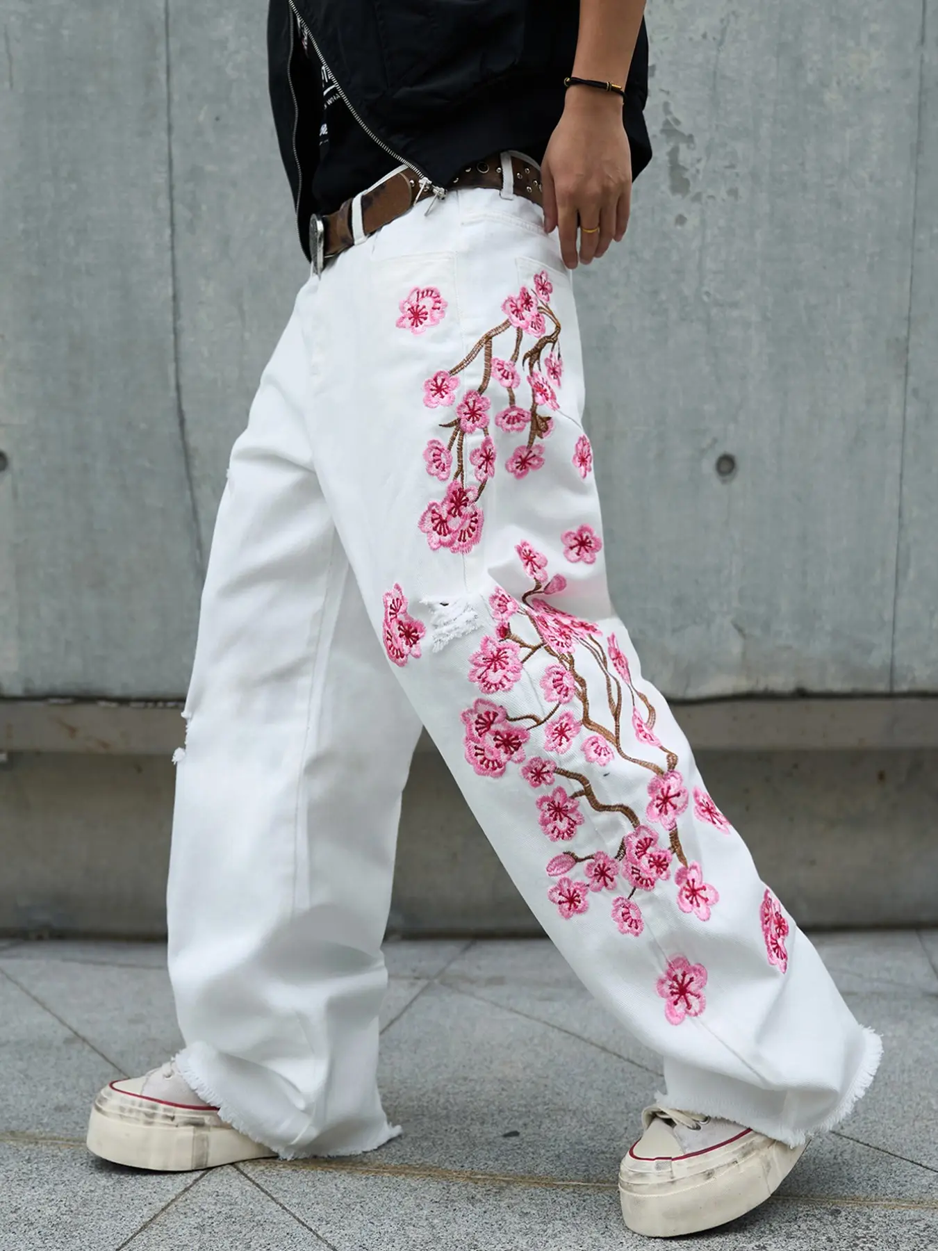 Men's Denim Jeans, Oversized Heavy-Duty Floral Embroidery Frayed Edge Washed Straight Leg Wide Leg Jeans, Y2K Street Fashion Loose Long Pants, Embroidered Casual Jeans