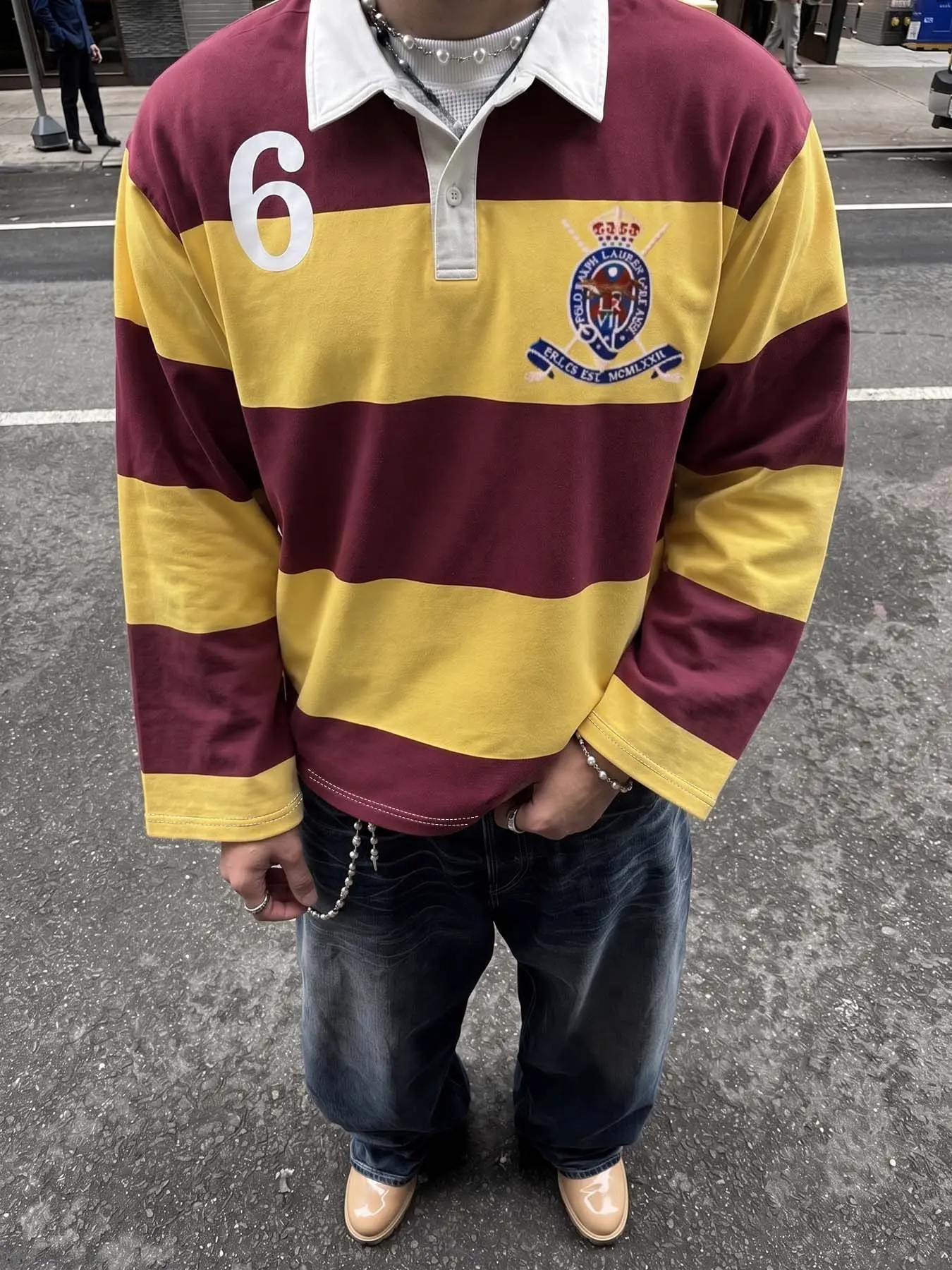 Red and yellow striped polo rugby long-sleeve shirt, size 6 with badge pattern, loose college-style street top, perfect for city outings, campus gatherings, and everyday college-style outfits #RugbyShirt #StripedPolo #CollegeStreetStyle