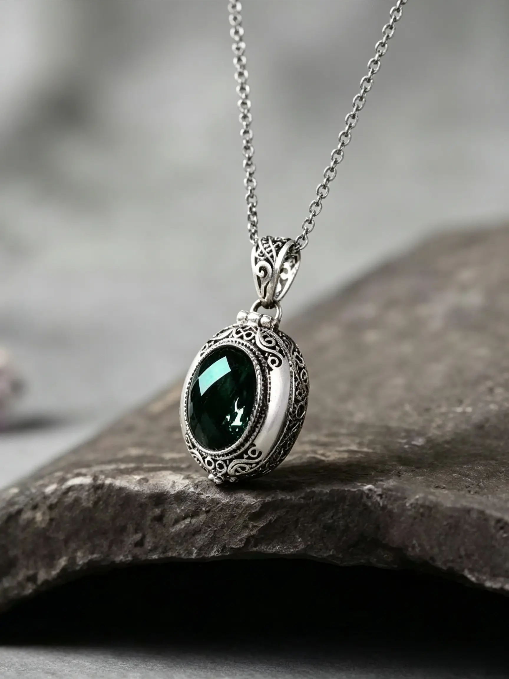 A Vintage-Style, Fashionable, Openable Rhinestone Photo Box Pendant: A Unique, Niche Design for Women—a Versatile Picture Necklace for Everyday Wear and Commuting