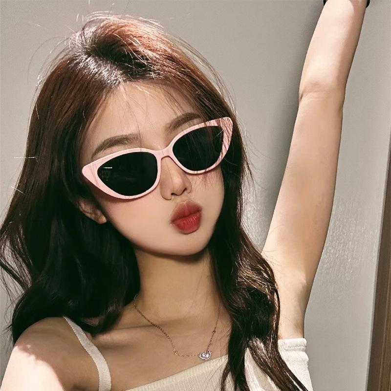 Retro triangular cat eye small face sunglasses women's high-end ins black small frame sunscreen shape photo sunglasses
