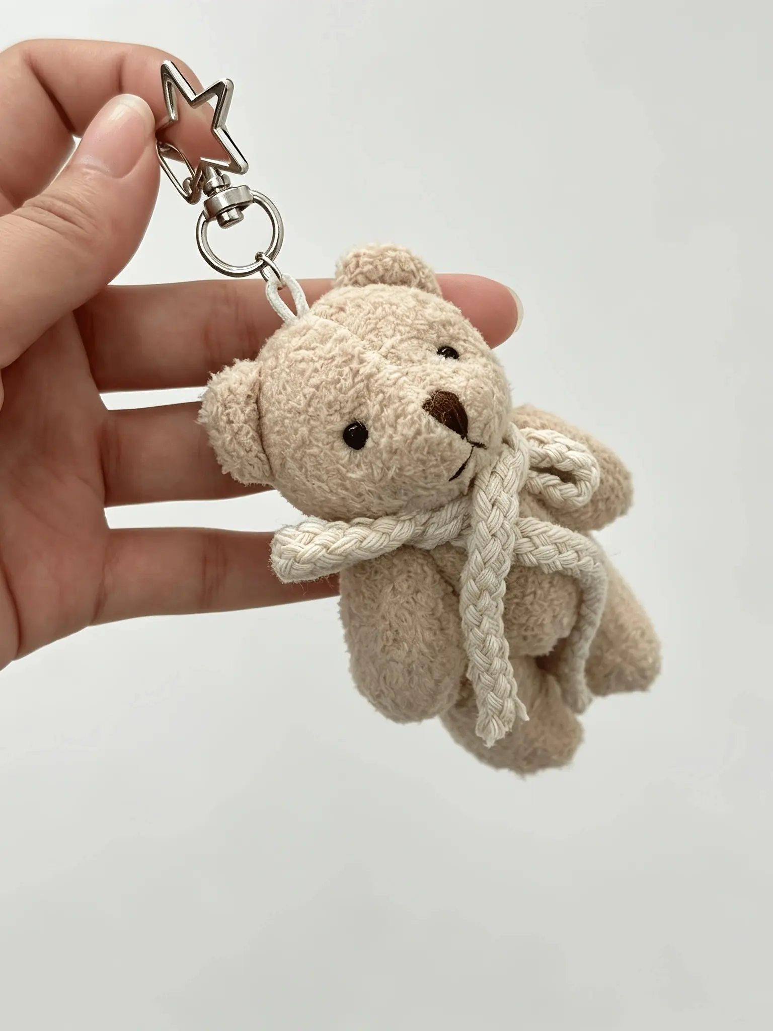 Cute Mini Plush Bear Keychain with Knitted Scarf, Aesthetic Keychain, Soft and Fluffy Animal Pendant, Perfect for Backpacks, Handbags, Car Keys, Girl's Gift
