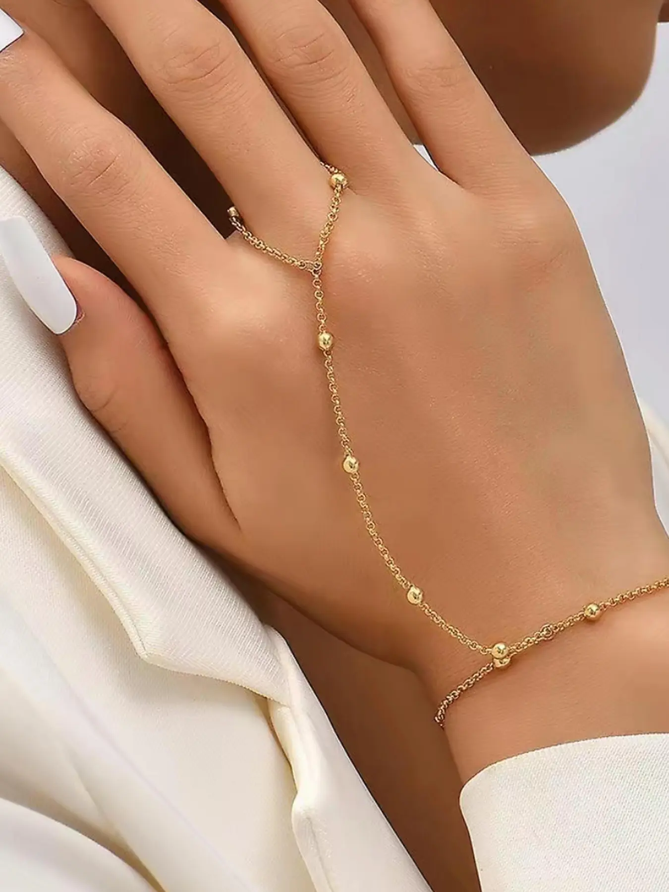 Multi layer connected finger O-chain bracelet, suitable for daily wear, vacation and dating occasions, and is also a surprising and exquisite small gift. Layered Bracelet