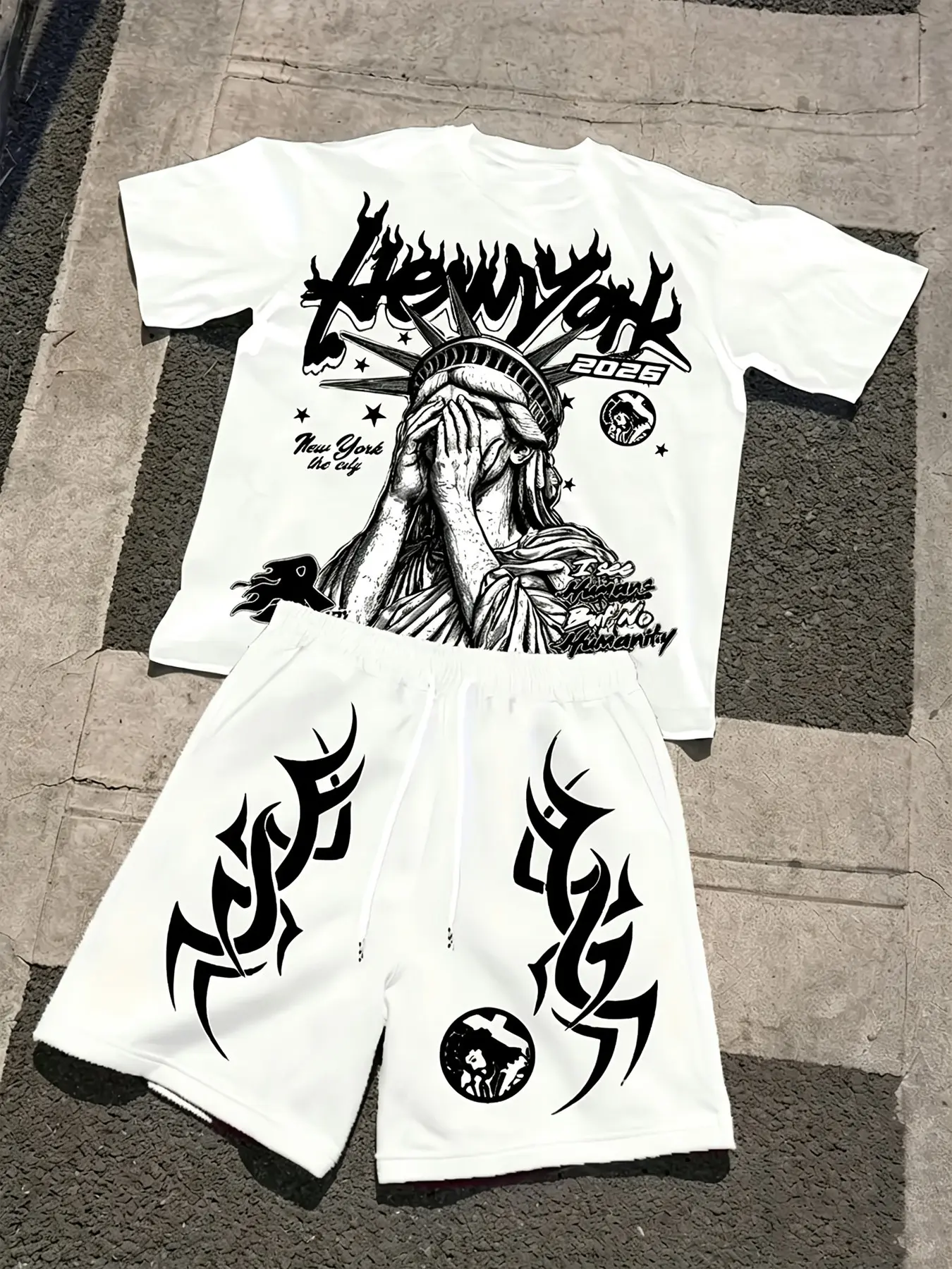 A Complete Men's Fashion Streetwear Outfit: a Gothic Streetwear Set Featuring a Statue of Liberty Graphic Print Short-Sleeved T-Shirt and Drawstring Shorts, Suitable for Everyday Summer Casual Skateboarding.
