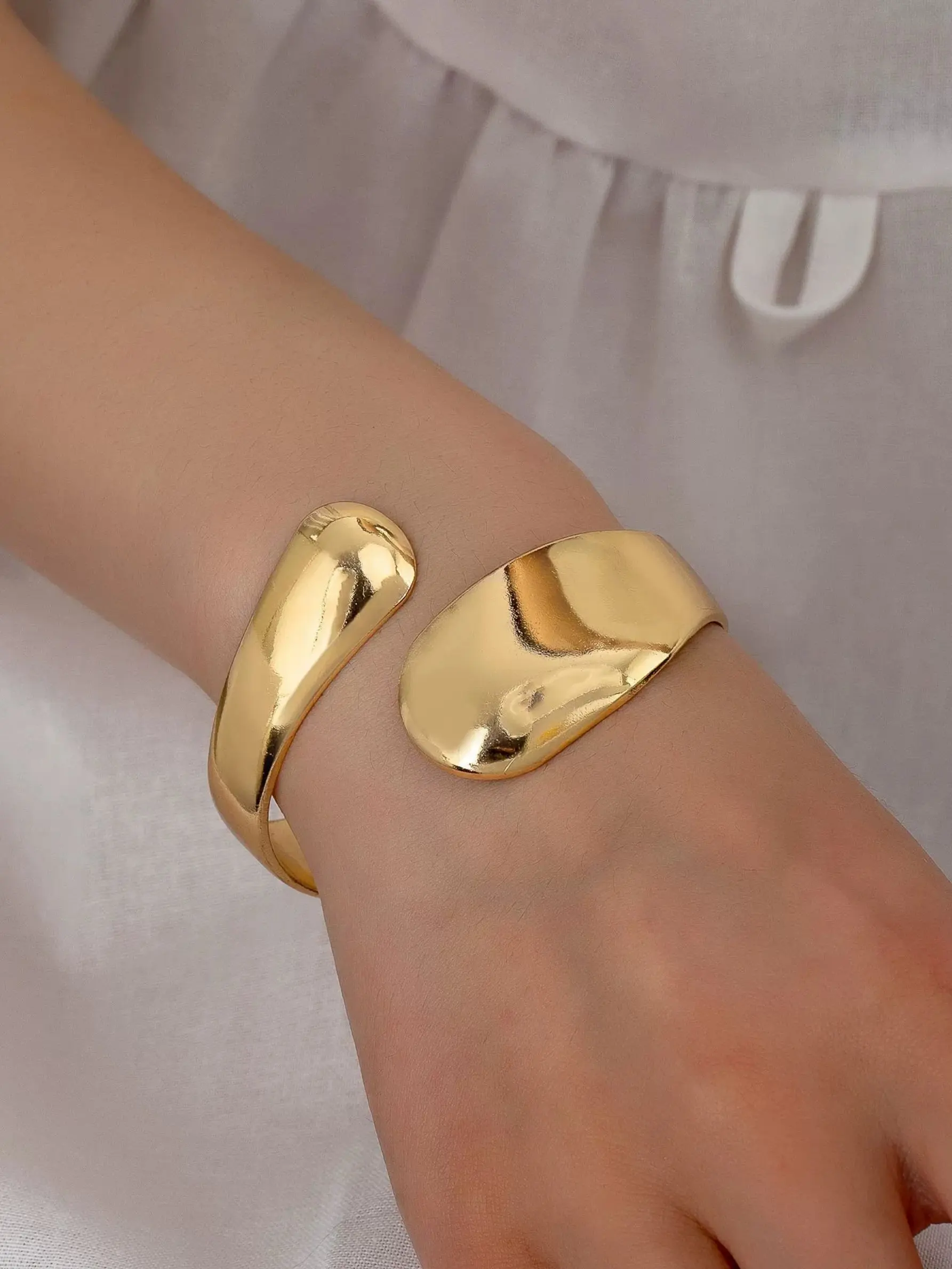 Adjustable Interlocking Bracelet, Smooth Arc Design, Open Closure, Women's Fashion Arm Ring, Elegant Jewelry Accessory, Exquisite Bracelet