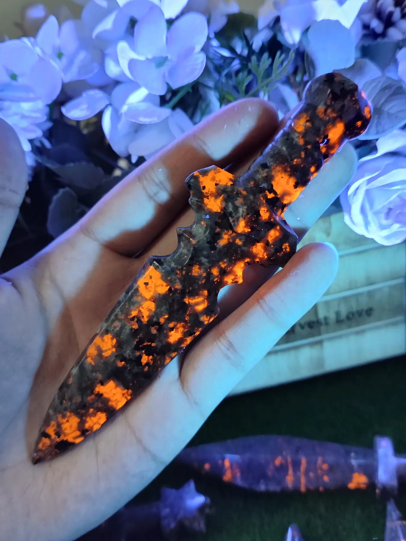 1PC Obsidian Sword Carving, Knife-Shaped Crystal Stone Carving, Decorative Stone, Uv-Reactive Crystal Gift, For Jewelry, Home Decor Gifts, Unique Gift For Halloween, Easter, Christmas, Perfect For Desktop Decoration