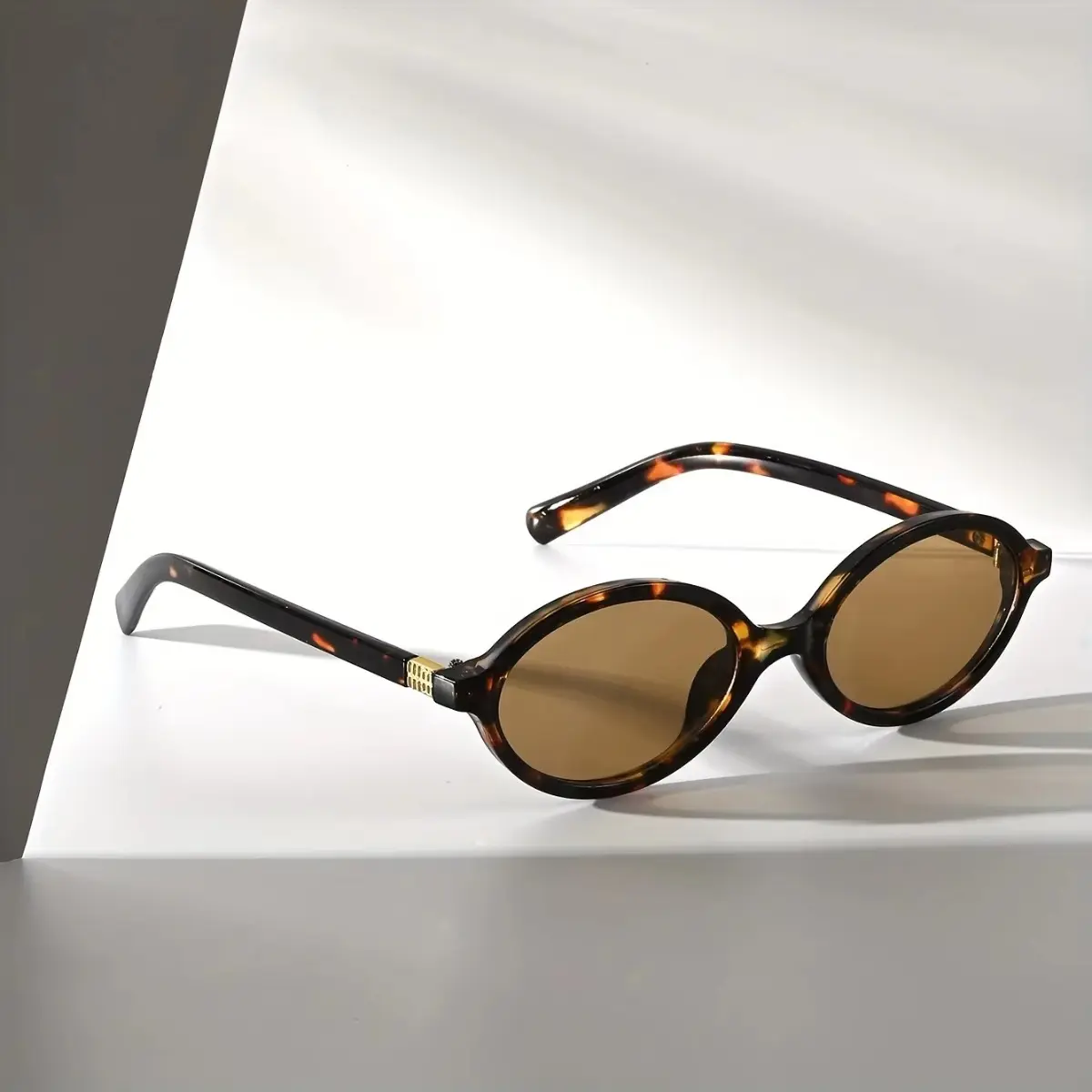 Retro Oval Sunglasses for Men and Women, Small Face Fit with Plastic Frame and Metal Hinge, UV400 Glare Filter for Beach Trips & Driving, Oval Shape, Classic Sunglasses, Frames Sunglasses