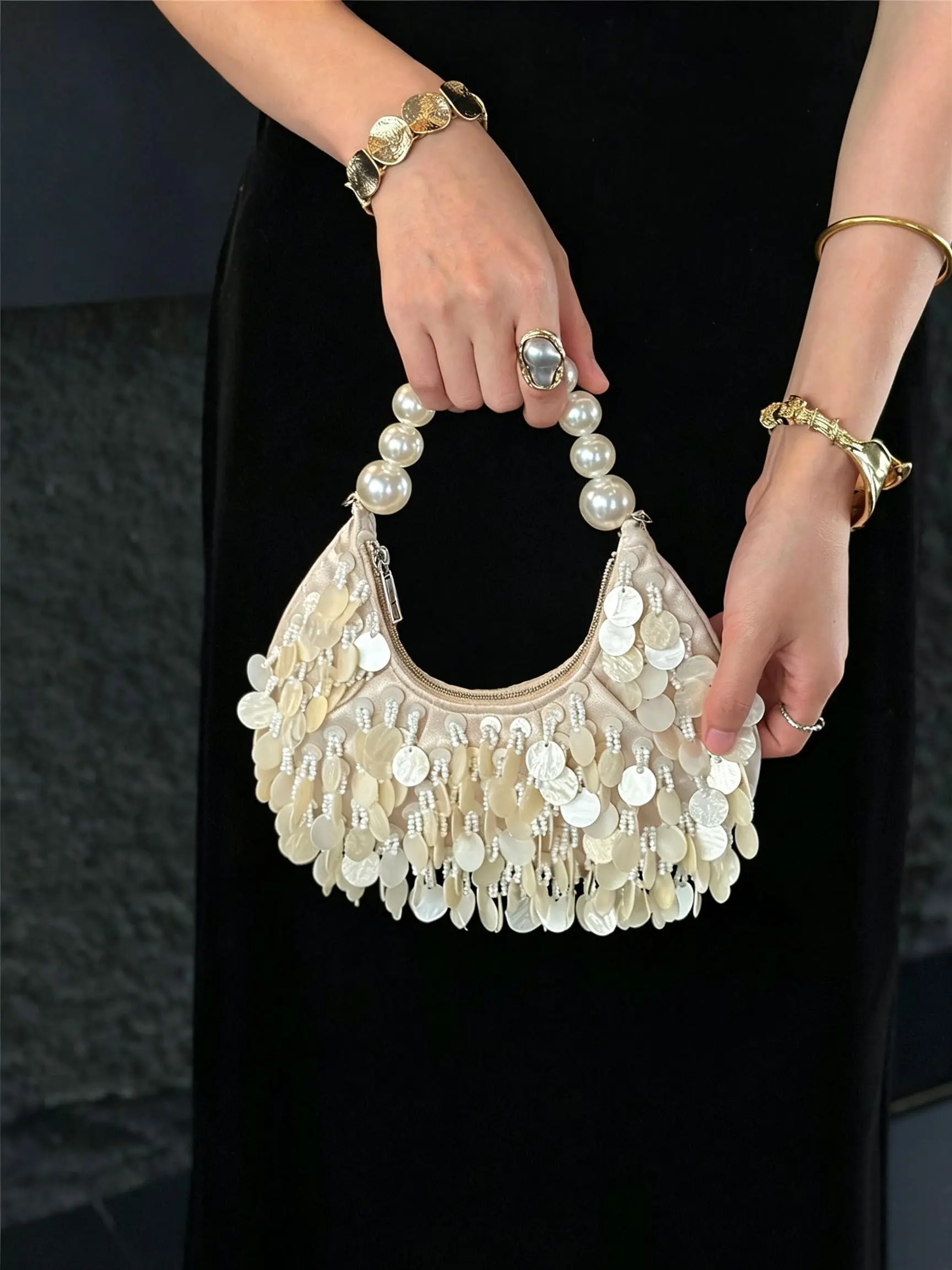 Fashionable and exquisite atmosphere circular sequin crescent bag, elegant and gentle style, niche design, practical and personalized hand-held bag, pearl handle design, suitable for attending dinners and events, Elegant Evening Bag, Elegant Bags