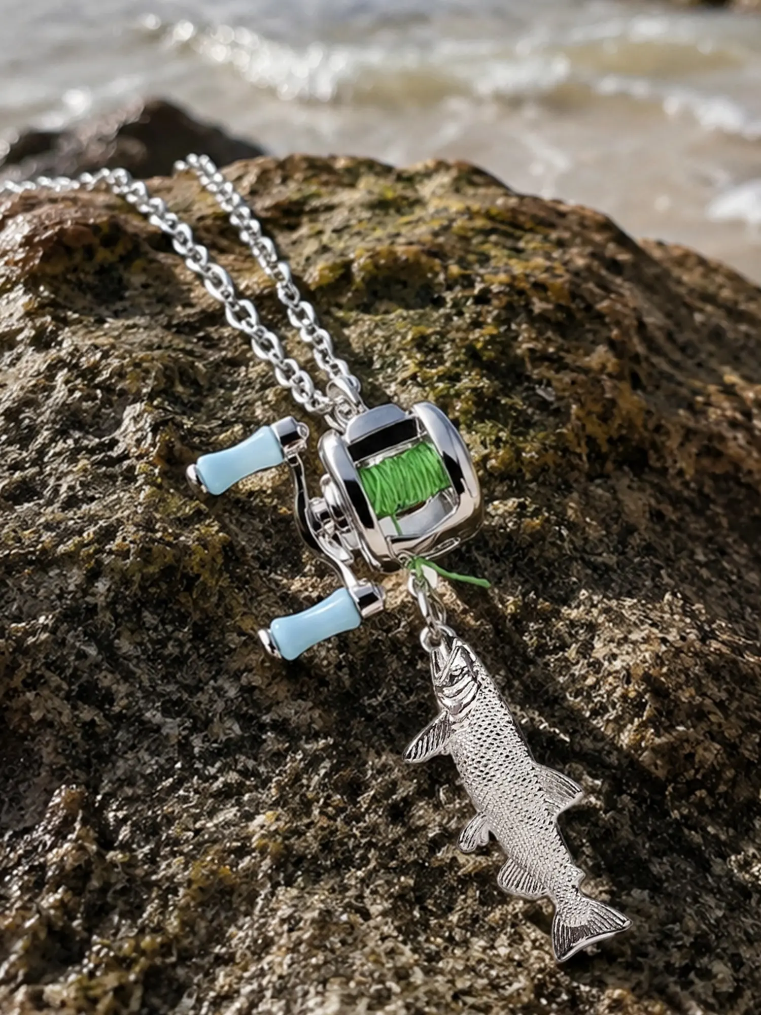 Mini Fishing Reel Necklace, Rotating Handle and Movable Line Ring, Portable Spinning Reel Keychain, Fun Gift for Fishing Enthusiasts, Keychain Jewelry