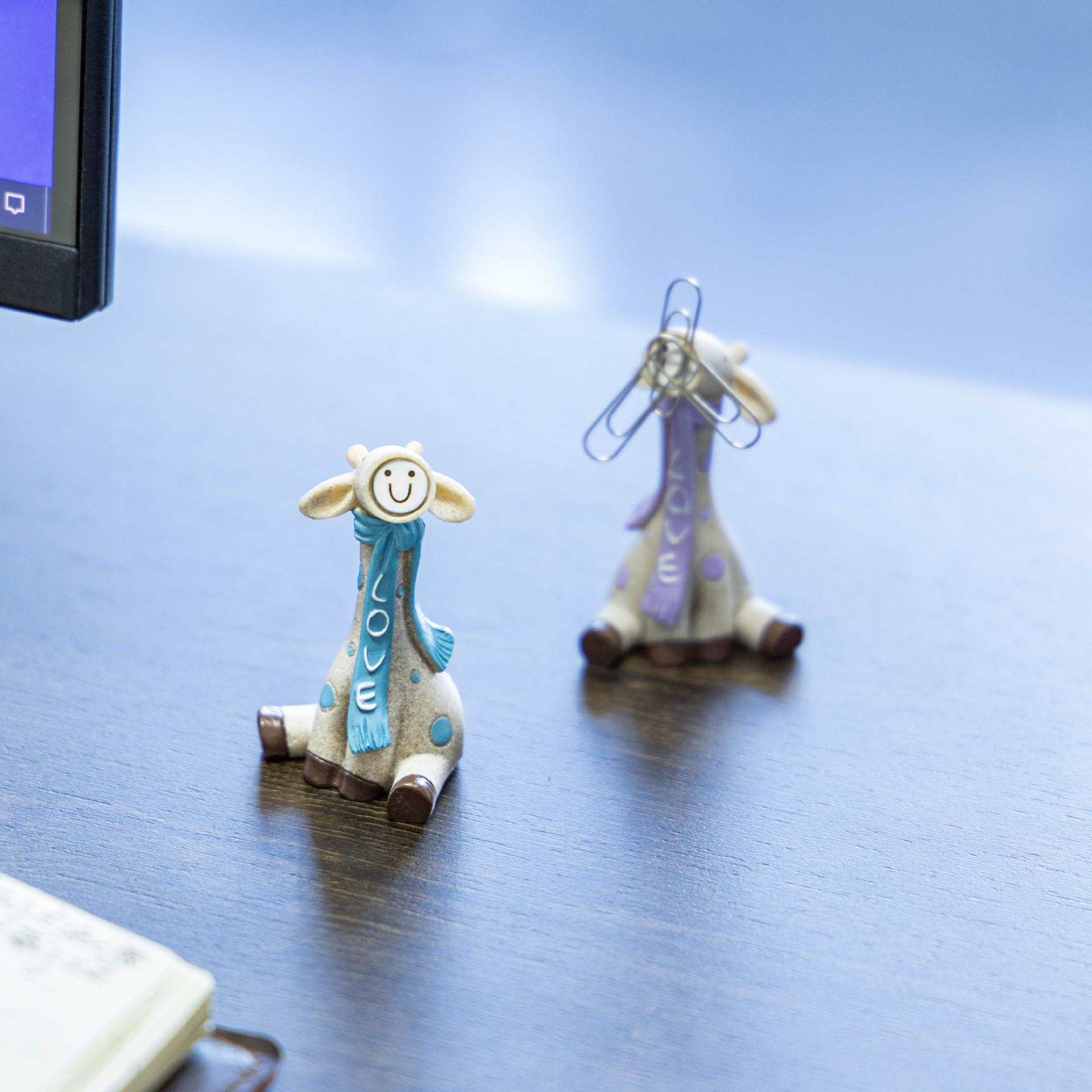 Resin Desk Organizer Sunglasses Holder Pen Stand Eyeglass Display Piggy Bank Home Office Decor