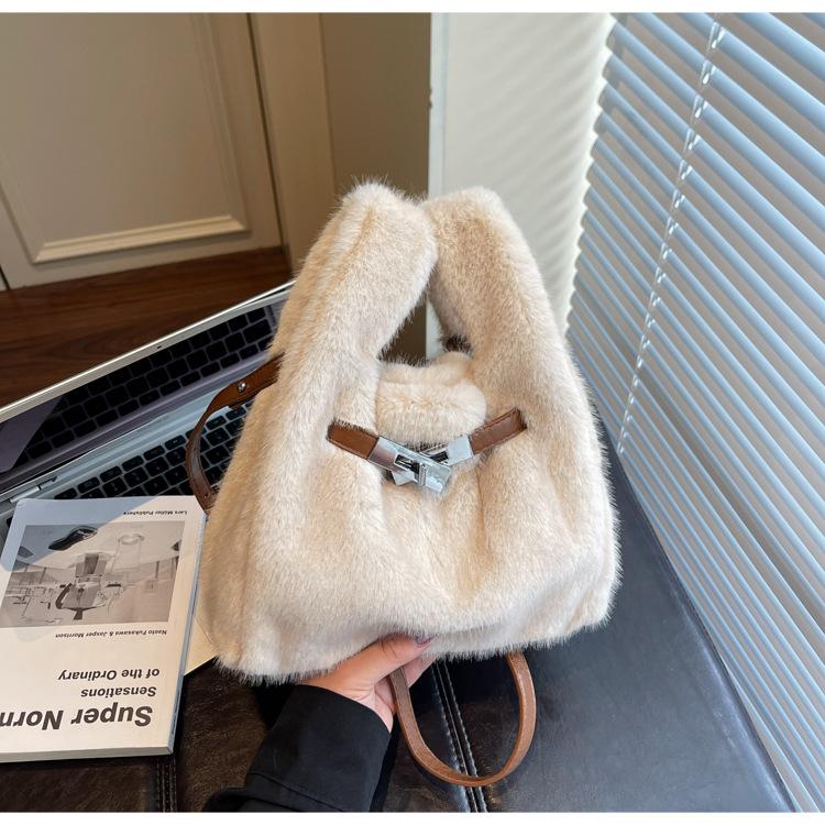 New Winter Faux Fur Top Handle Bag Korean Fashion Crossbody Bucket Bag for Women Comfortable and Versatile Texture Shoudler Bag