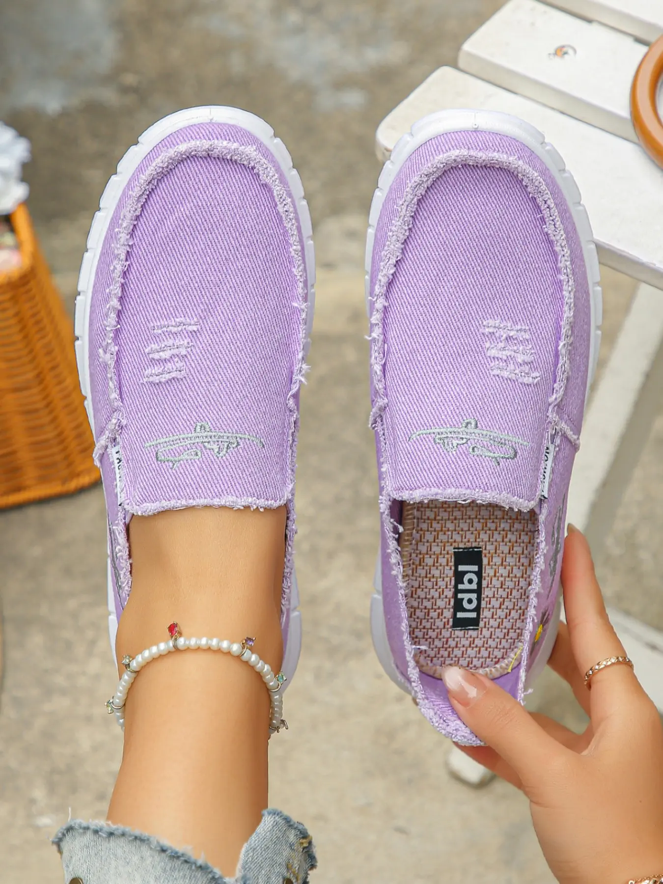Women's new European and American popular fur tassel women's lazy canvas shoes ultra-light breathable one-pedal no shoelace Slip On Flats canvas loafers