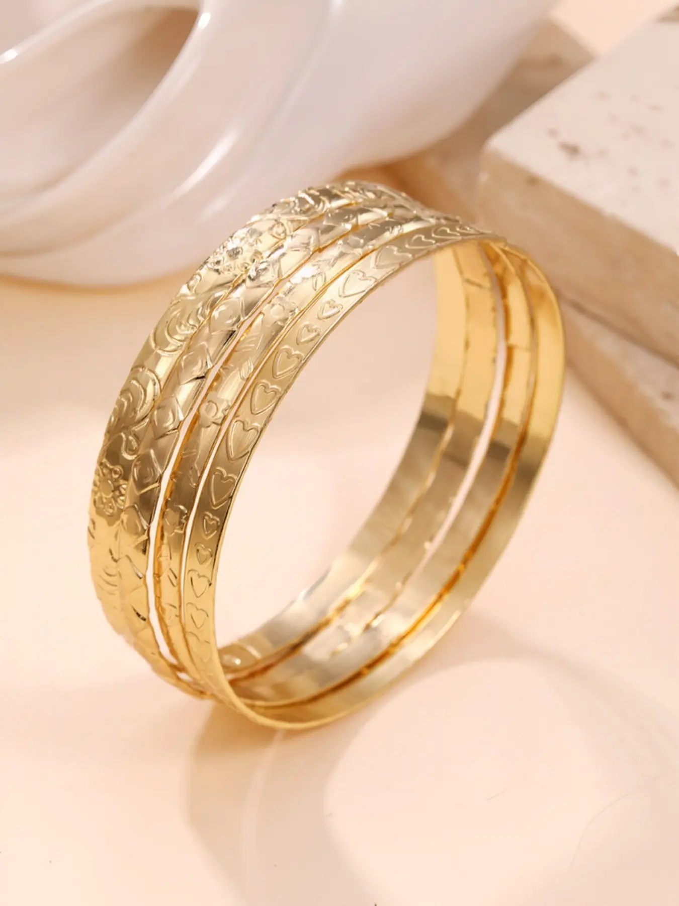 4-piece Bohemian-style polka dot bracelets set, featuring heart-shaped flower designs. They can be worn together with exaggerated metal rings, suitable for both daily wear by women and for trendy outfit occasions.