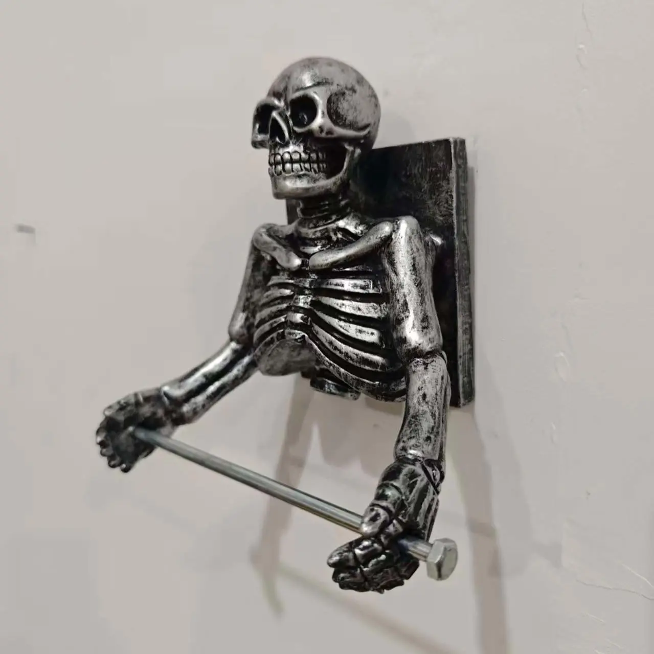 Gothic Silver Color Skull Wall-Mounted Toilet Paper Holder, Halloween Bathroom Decor, Unique Horror Home Accessory Gift for Gothic Lovers