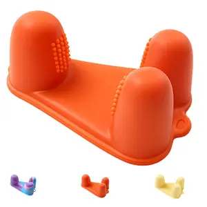 Hands-Free Silicone Snack Holder Clip, Multi-Grip Non-Slip Food Grabber to Keep Hands Clean While Eating Chips, Popcorn and Crunchy Snacks, Reusable Household Accessory for Movie Nights & Daily Casual Eating