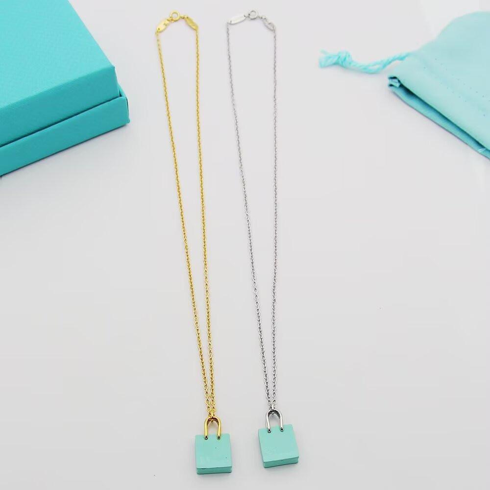 A classic and understated luxury handbag necklace for women, a versatile and elegant clavicle chain, perfect as a gift for your girlfriend or best friend.