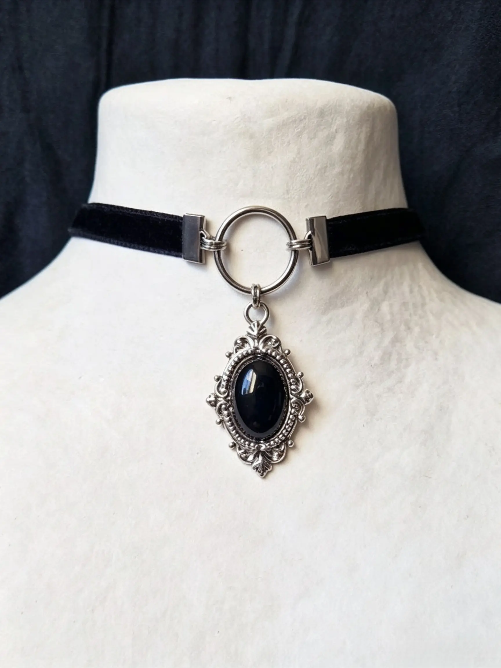 A Black Gemstone-Inspired Velvet Necklace with a Gothic-Victorian Pendant—A Unique, High-End Design for Women, Perfect for Parties and Gatherings, and Versatile for Any Outfit