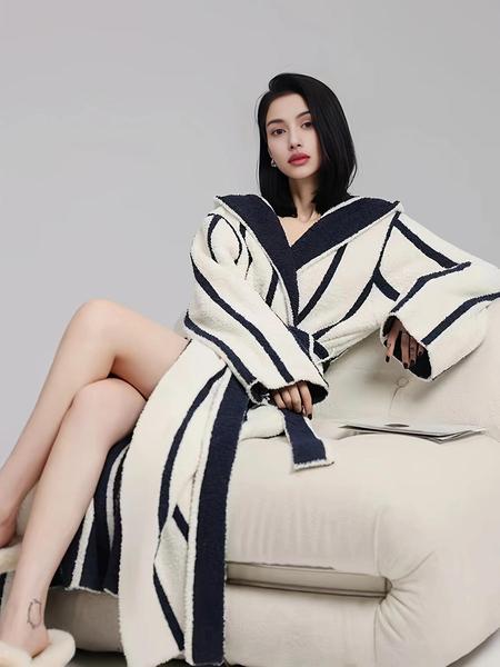 【COZY Soft Plush Feel】Women's Striped Print Long Sleeve Bathrobe, Casual Soft Comfortable Warm Hooded Robe, Ladies Sleepwear for Fall & Winter