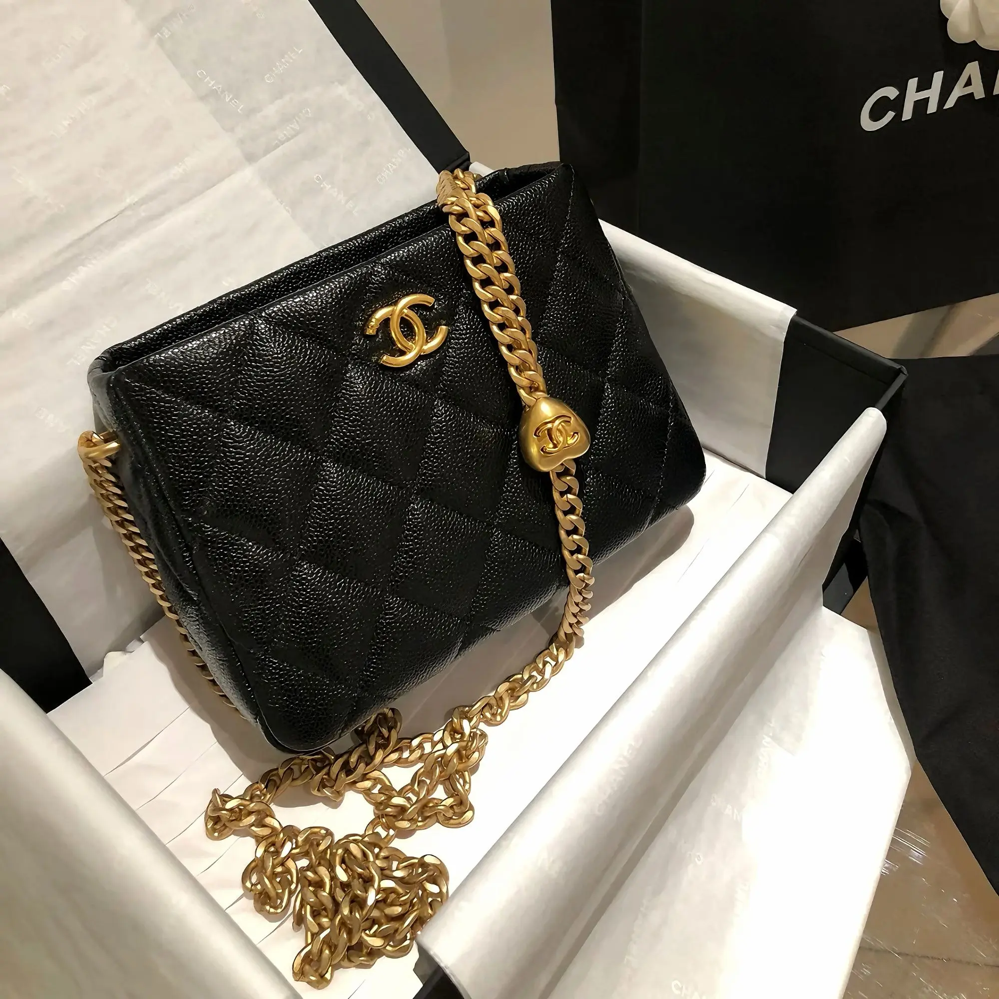 Pre-owned CHANEL SD0667|Preloved Authentic Heart Charm Flap Bag Black Caviar Leather Vintage Gold Hardware Adjustable Heart Chain Crossbody Shoulder Bag With COA Authentication Certificate