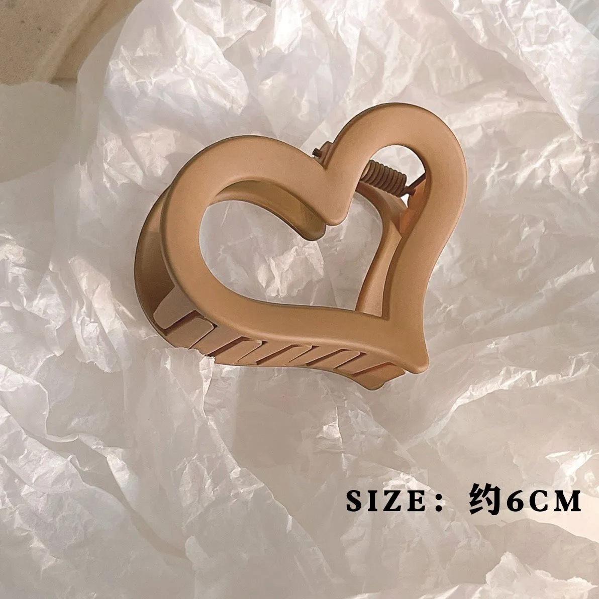 Simple and versatile matte heart-shaped claw clip for women, elegant shark clip for updos, new 2026 model