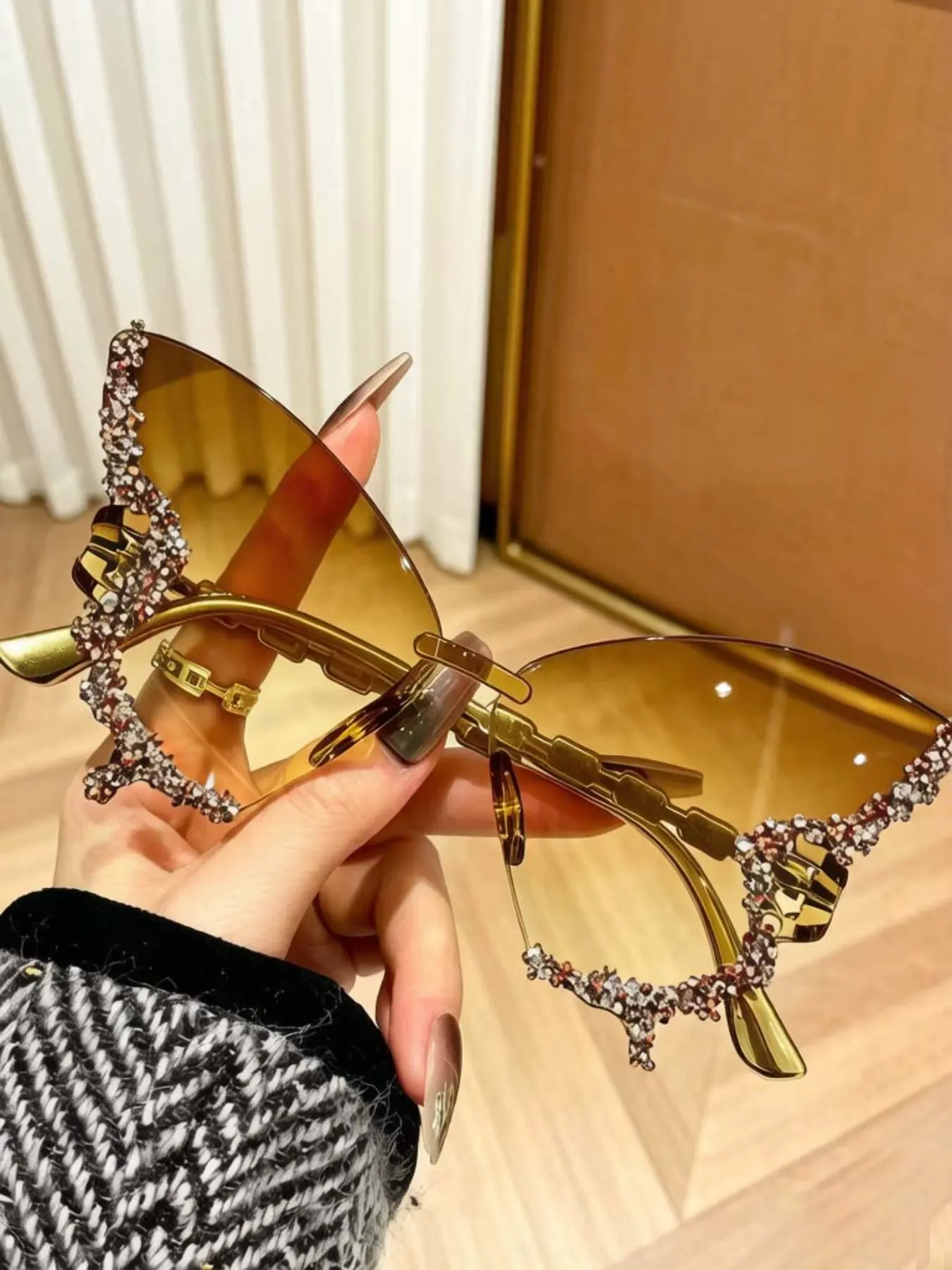 New Luxury Rhinestone Butterfly Glasses, Frameless Design for Slim Face, Perfect for Parties and Gifts, Fashionable Eyewear