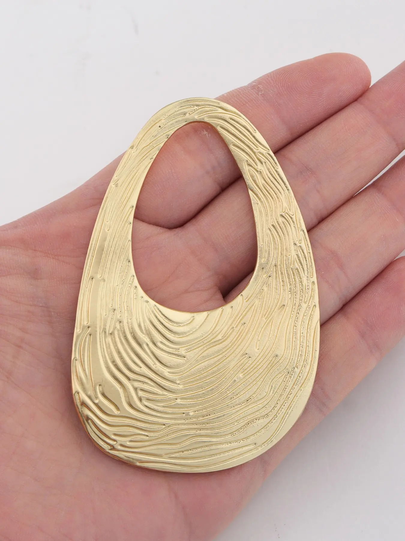 1pc Minimalist Line Texture Hollow Oval Charm, Detailed Embossed Fluid Wave Pattern Matte Gold Metal Teardrop Pendant, Large Resort Vacation Craft Supply for DIY Handmade Boho Necklaces