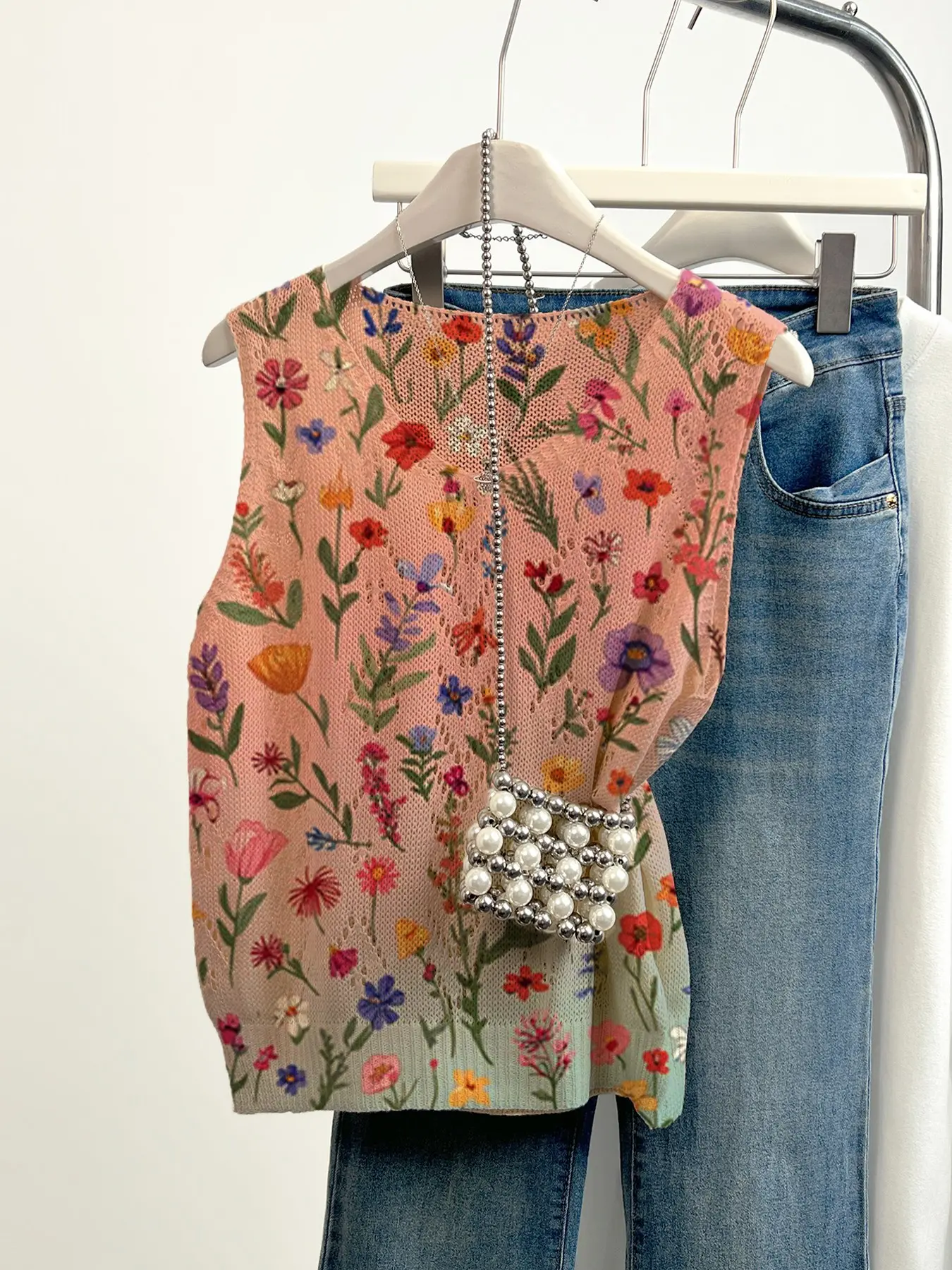 Women's Sleeveless Vest for Spring Summer, Floral Print V-Neck Inner Top, Breathable Lightweight, Casual Fashion, Beach Vacation Wear