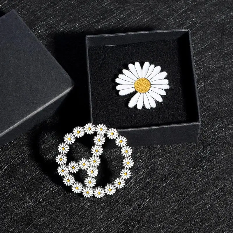 Fashion Brooches Cartoon  Pins Women Sunflower Daisy Enamel Pin Couples Custom Badges Kids Clothes Jewelry Gift ﻿